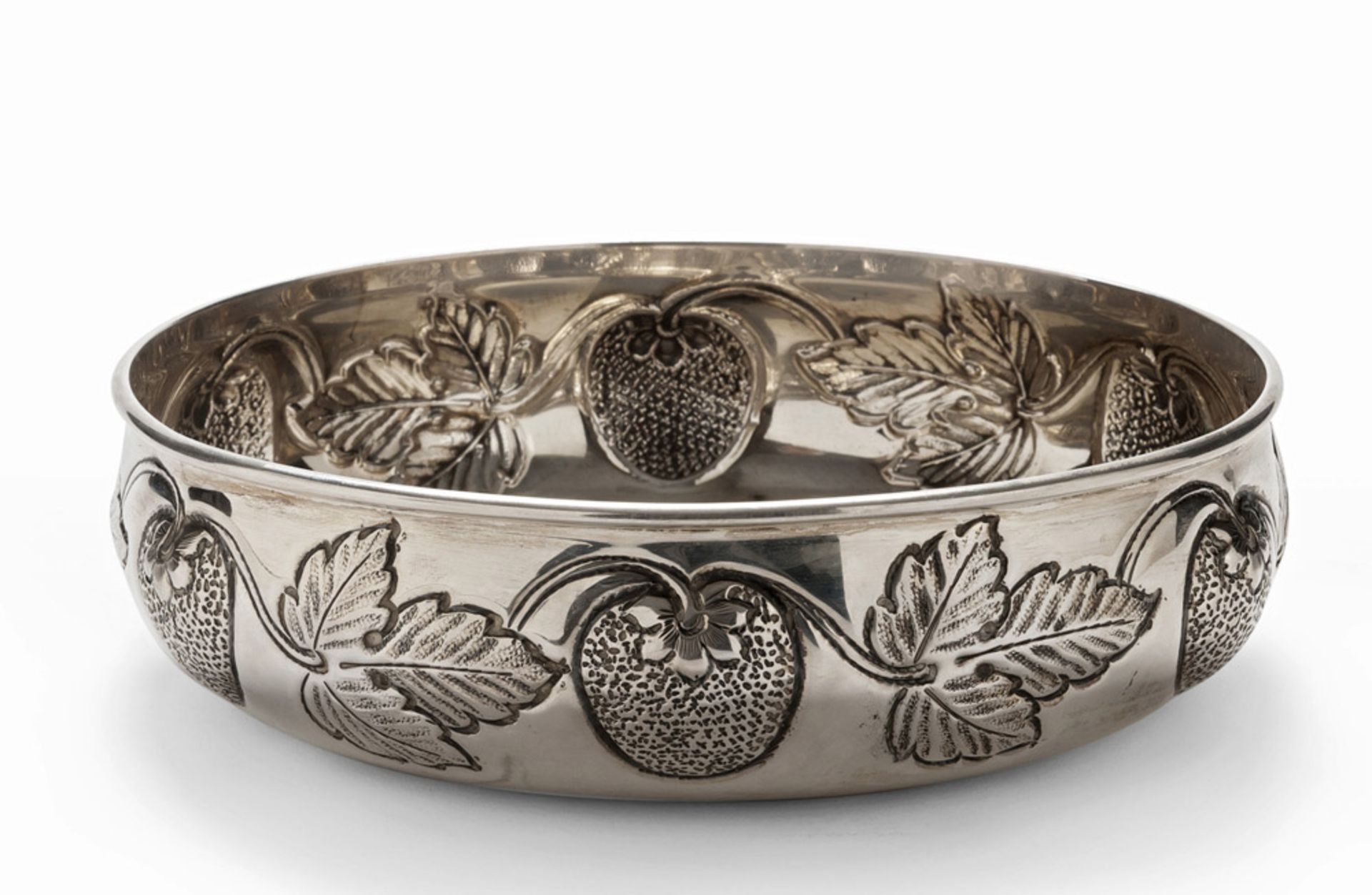 SMALL SILVER BASIN, PUNCH TREVISO POST 1968 on board hurled to shoots with pomegranates. Silversmith