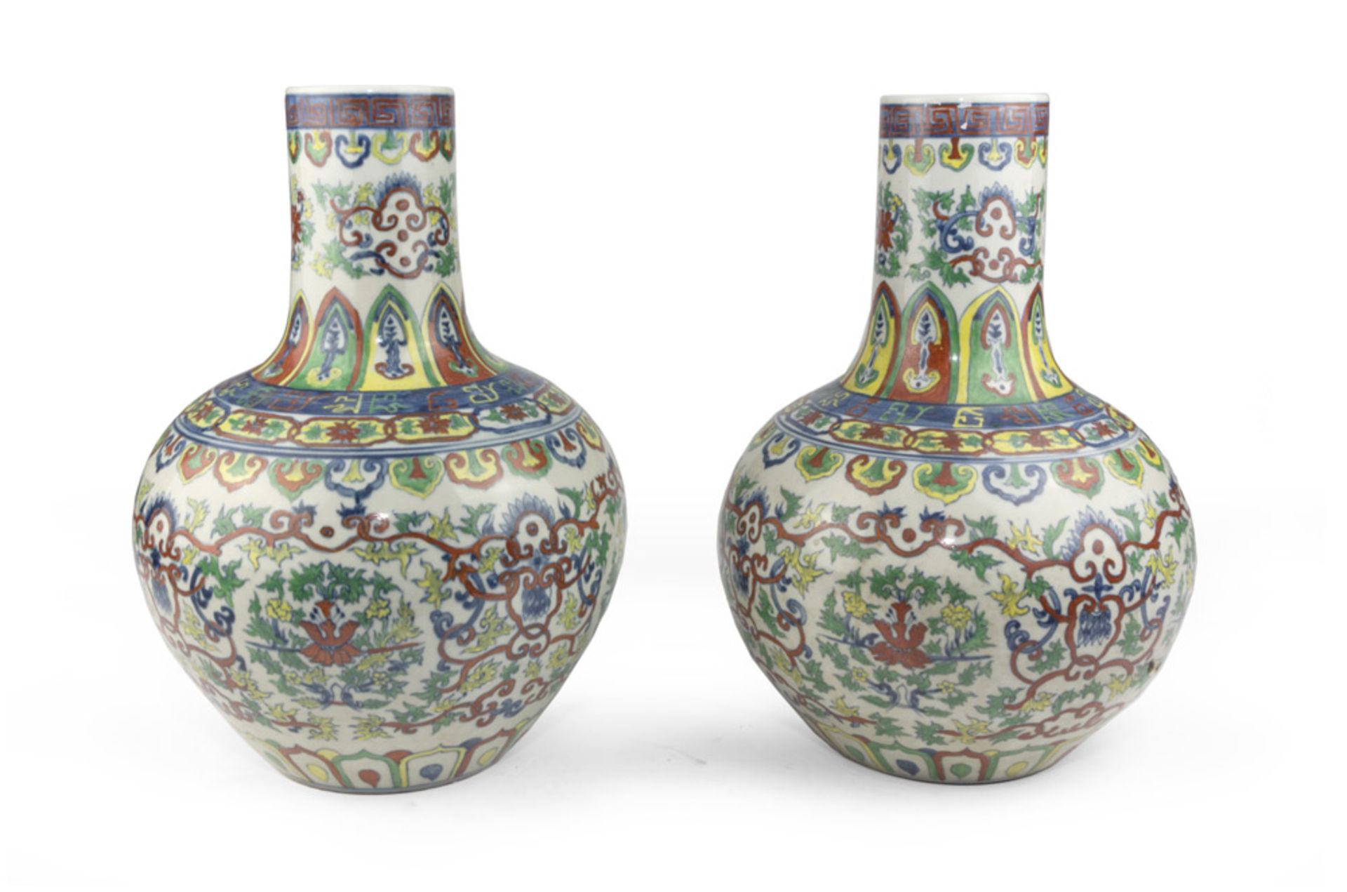 A PAIR OF PORCELAIN VASES, JAPAN LATE 19TH CENTURY