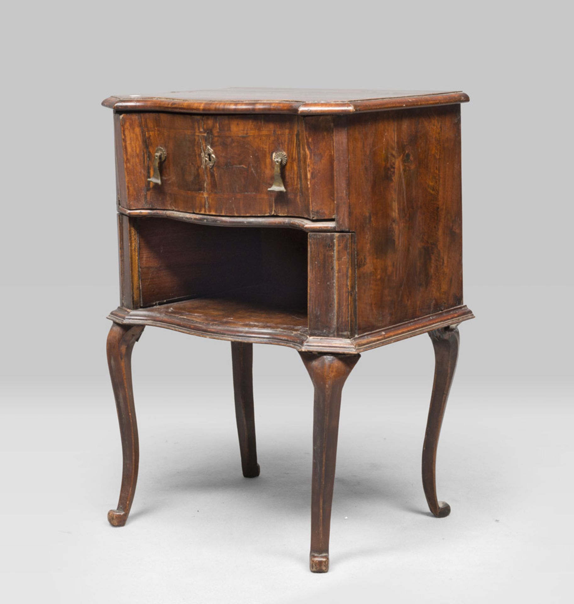 RESTS OF WALNUT BEDSIDE, VENICE 18TH CENTURY with reserves in boxwood. Moved front with dummy side