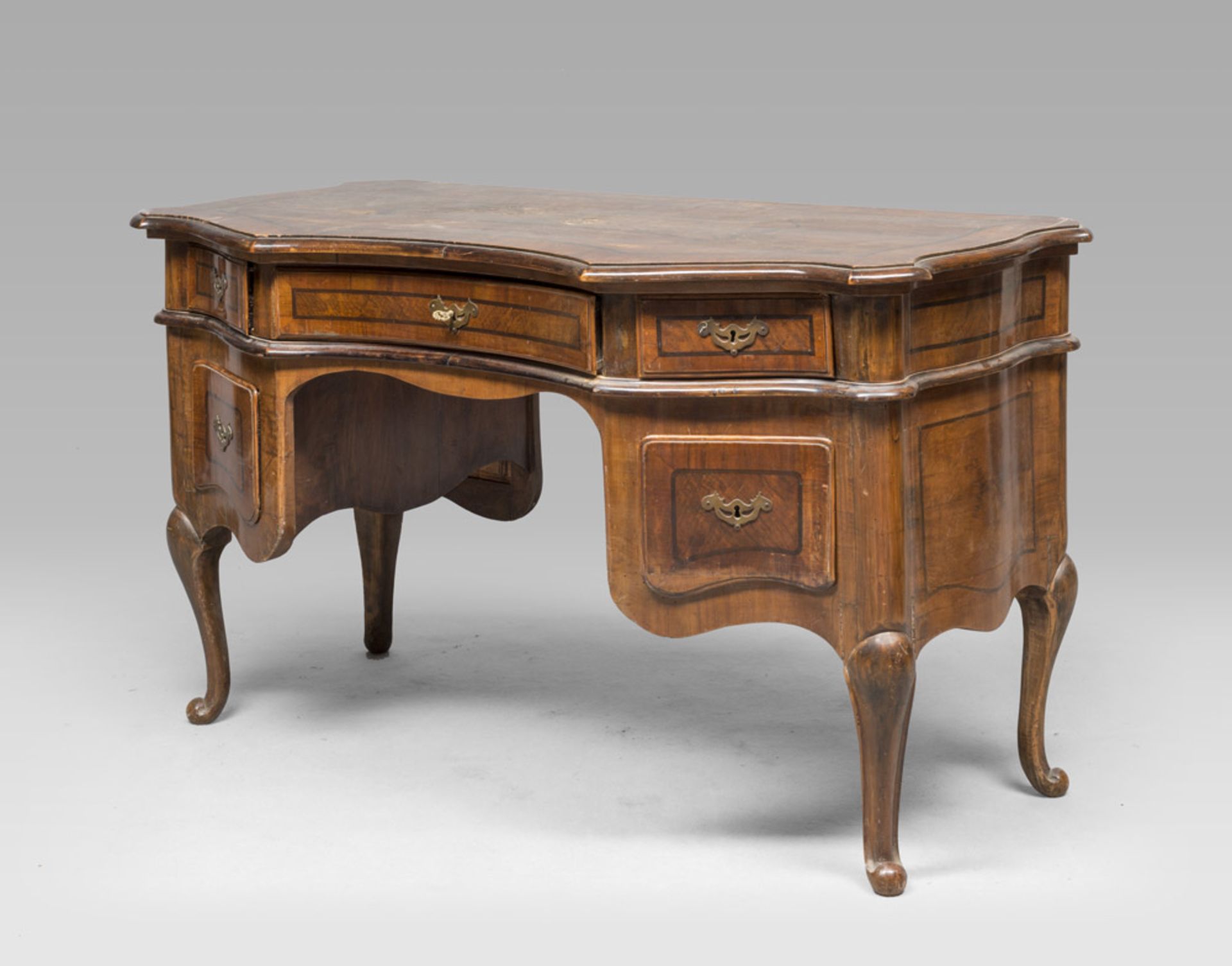 RARE WALNUT DESK, VENICE 18TH CENTURY with reserves and edgings in violet wood. Front with one