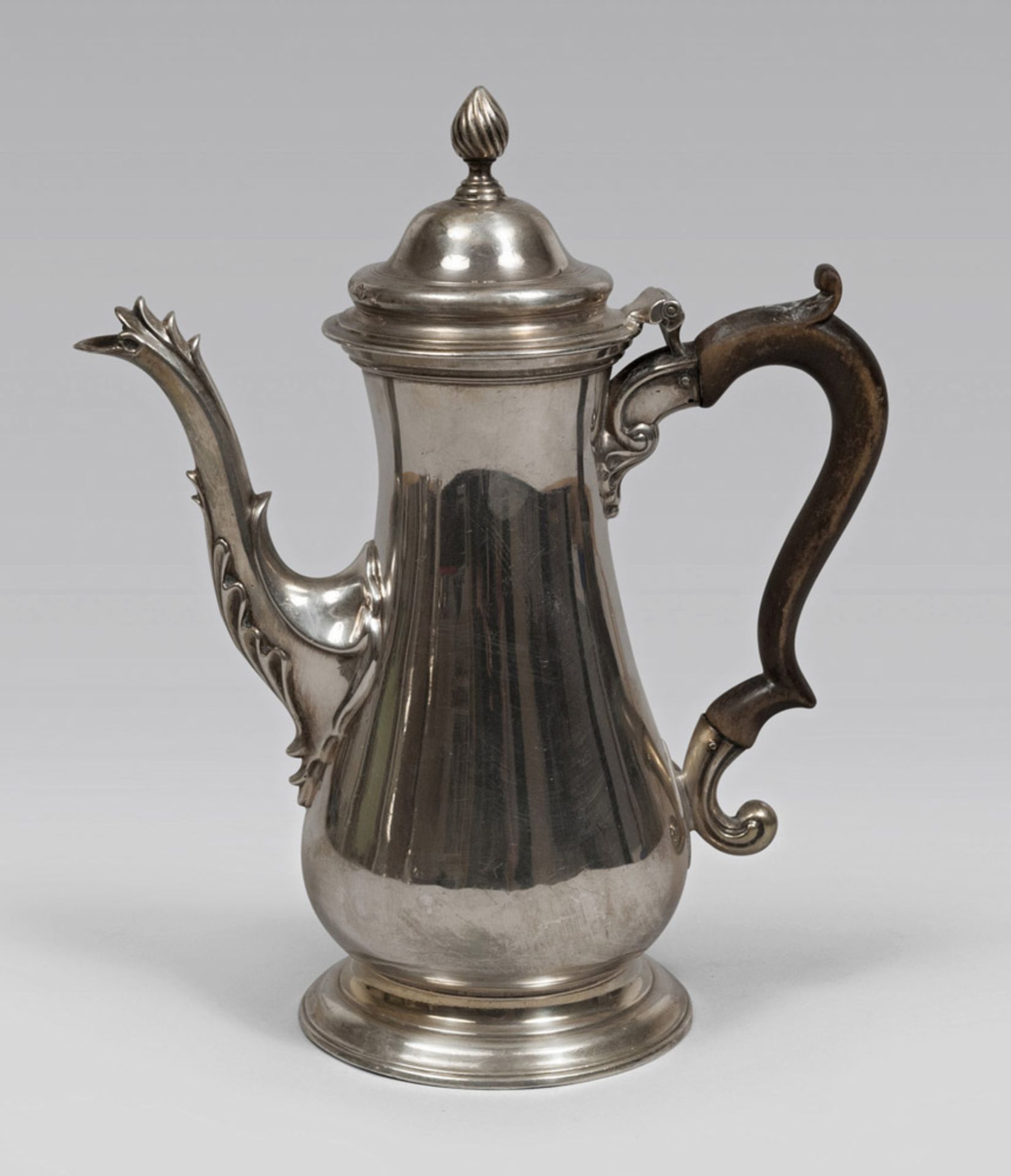 SILVER TEAPOT WITH WOODEN HANDLE, PUNCH LONDON 1765. Title 925/1000. Measures cm. 27 x 11 x 20,