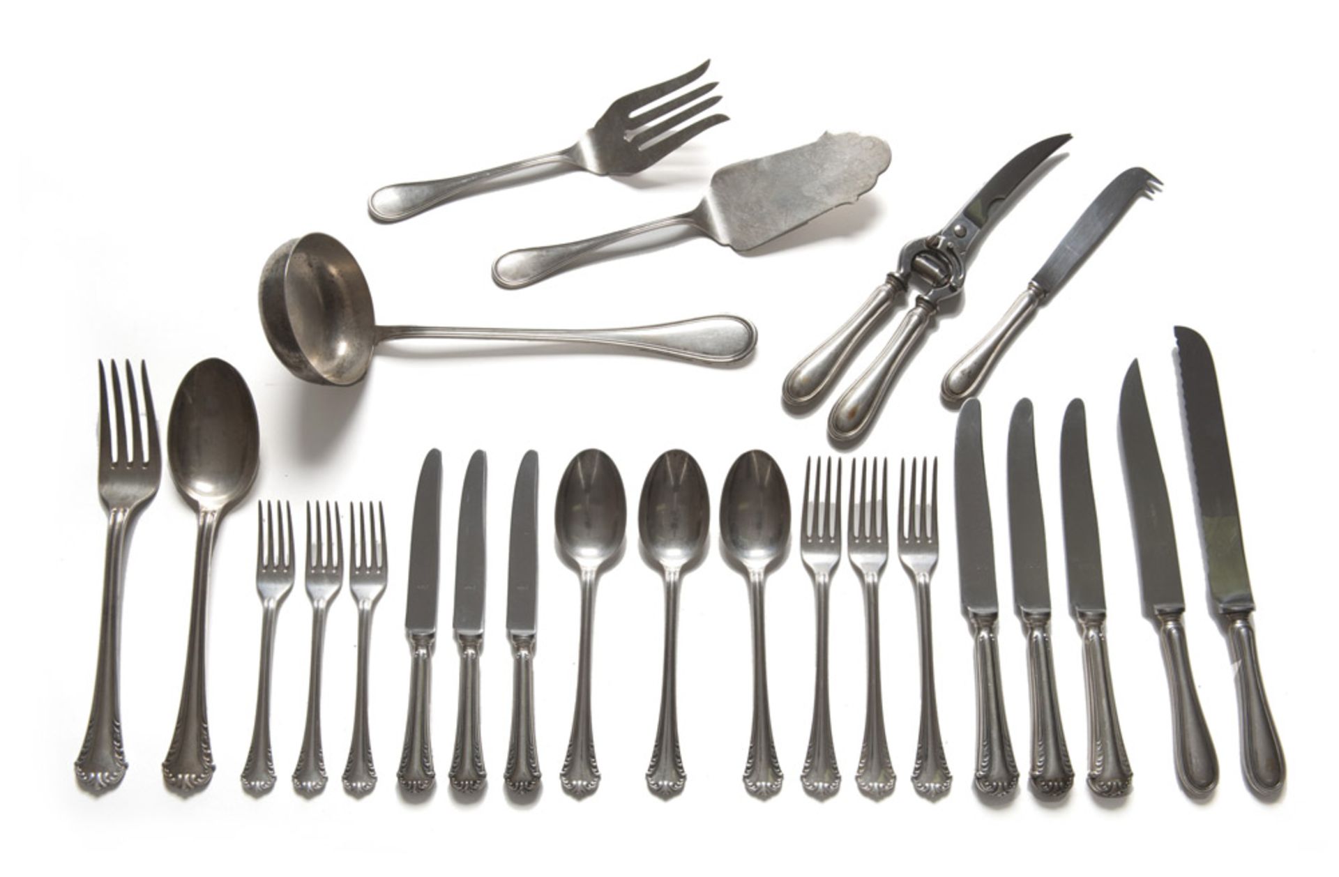 SILVER CUTLERY, 20TH CENTURY with handles chiseled to leaves. Consisting of twelve spoons, twelve