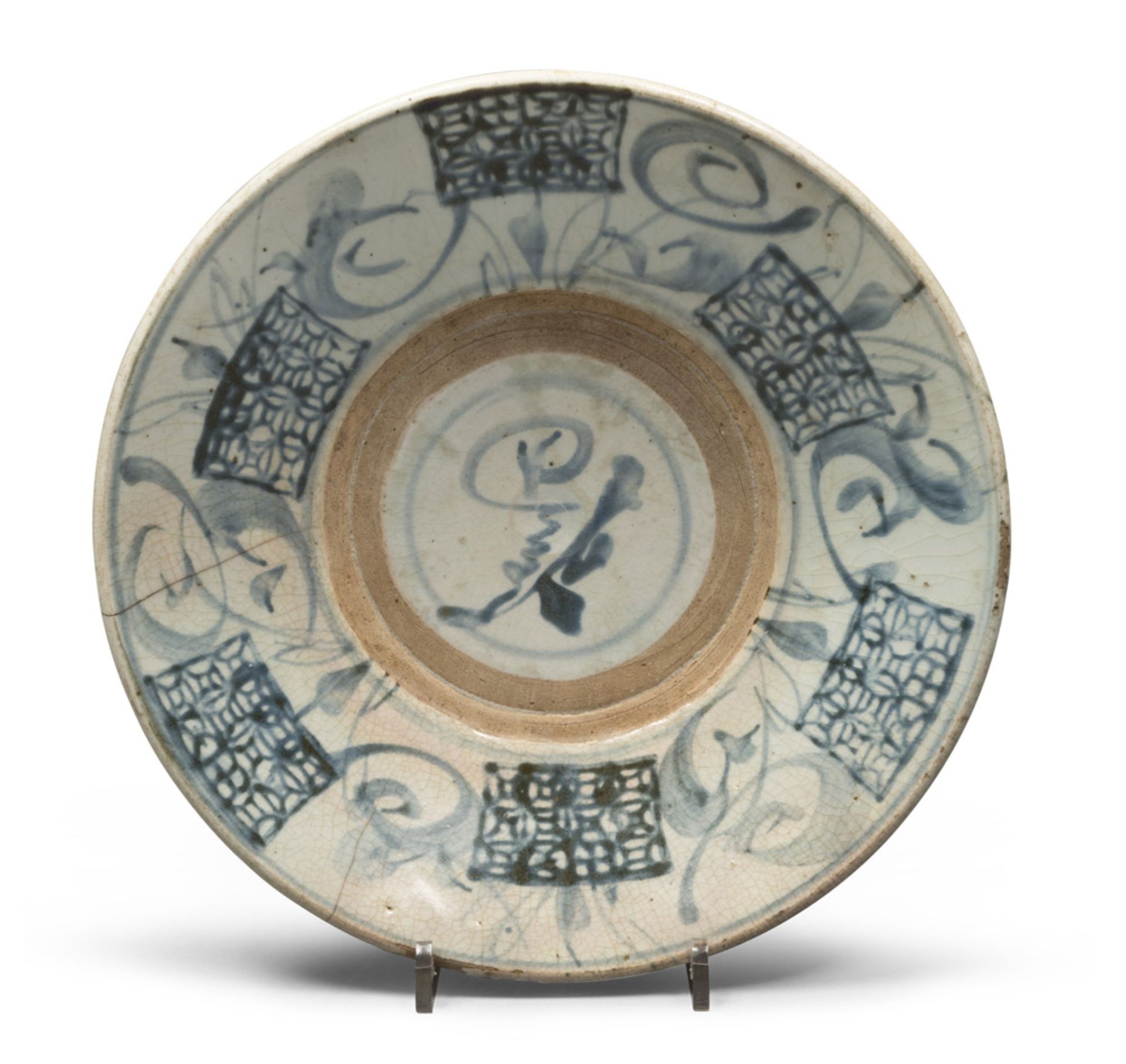 A CHINESE WHITE AND BLUE PORCELAIN DISH. 19TH CENTURY.