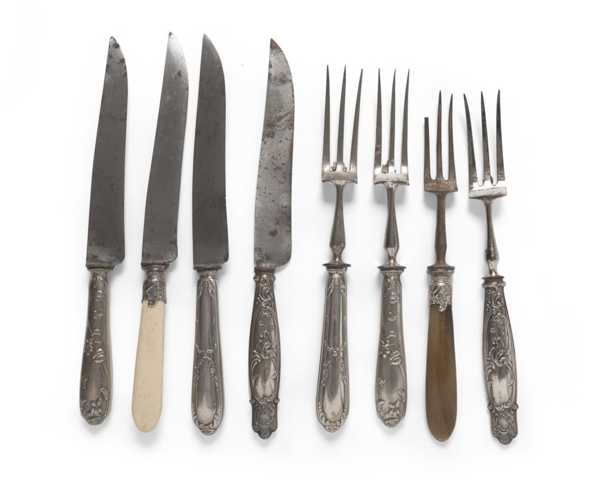 EIGHT PIECES OF SILVER SERVING CUTLERY, 20TH CENTURY with handles in silver, amber and bone. Max