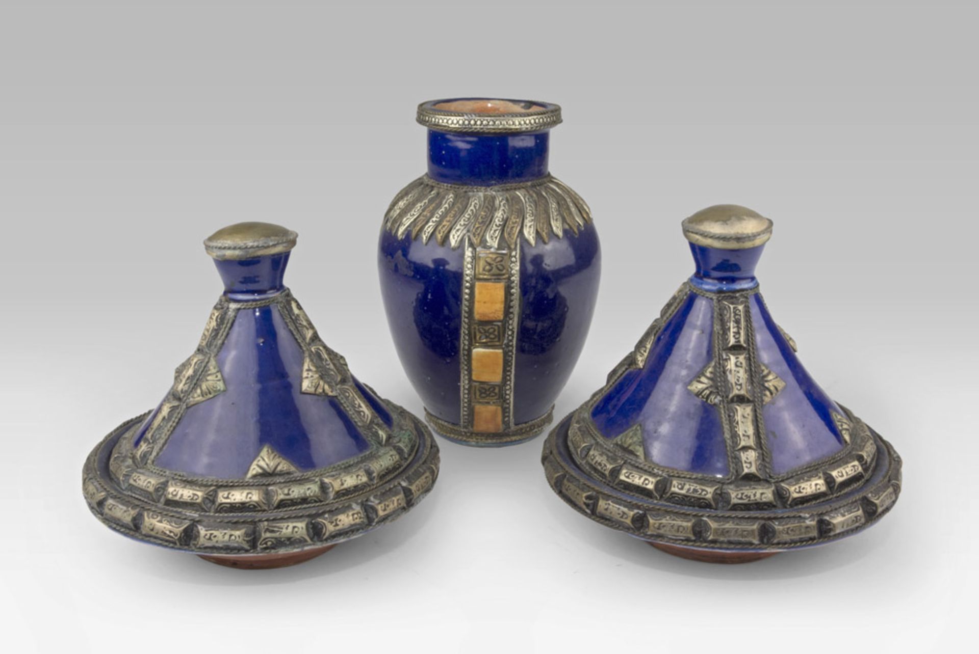 A PAIR OF COVERED VEGETABLE DISHES, 20TH CENTURY