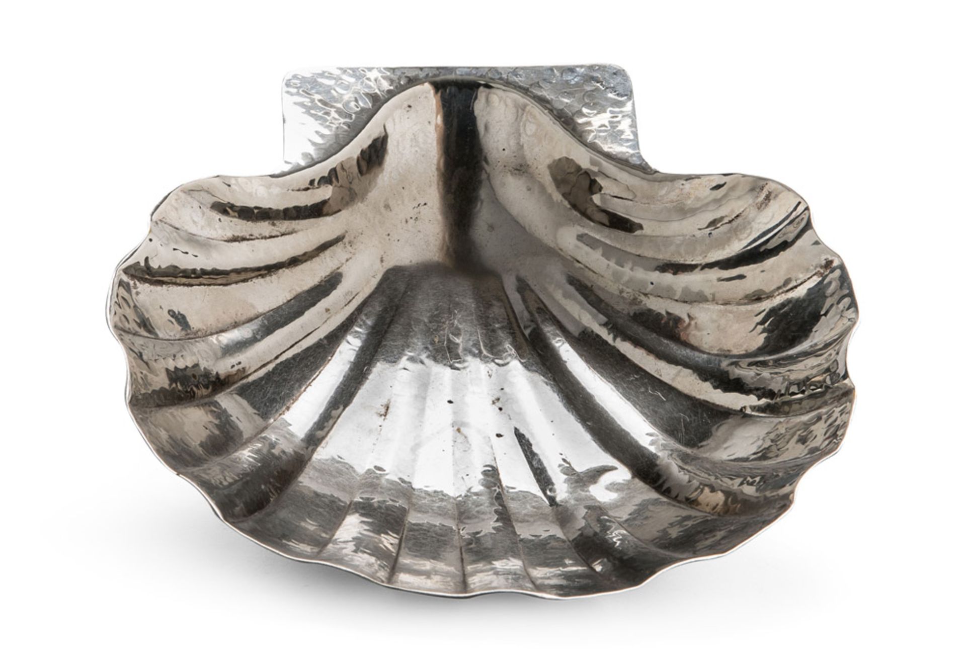 SMALL SILVER-PLATED BASIN, 20TH CENTURY shell-shape, with beaten fund. Measures cm. 7 x 22 x 23.