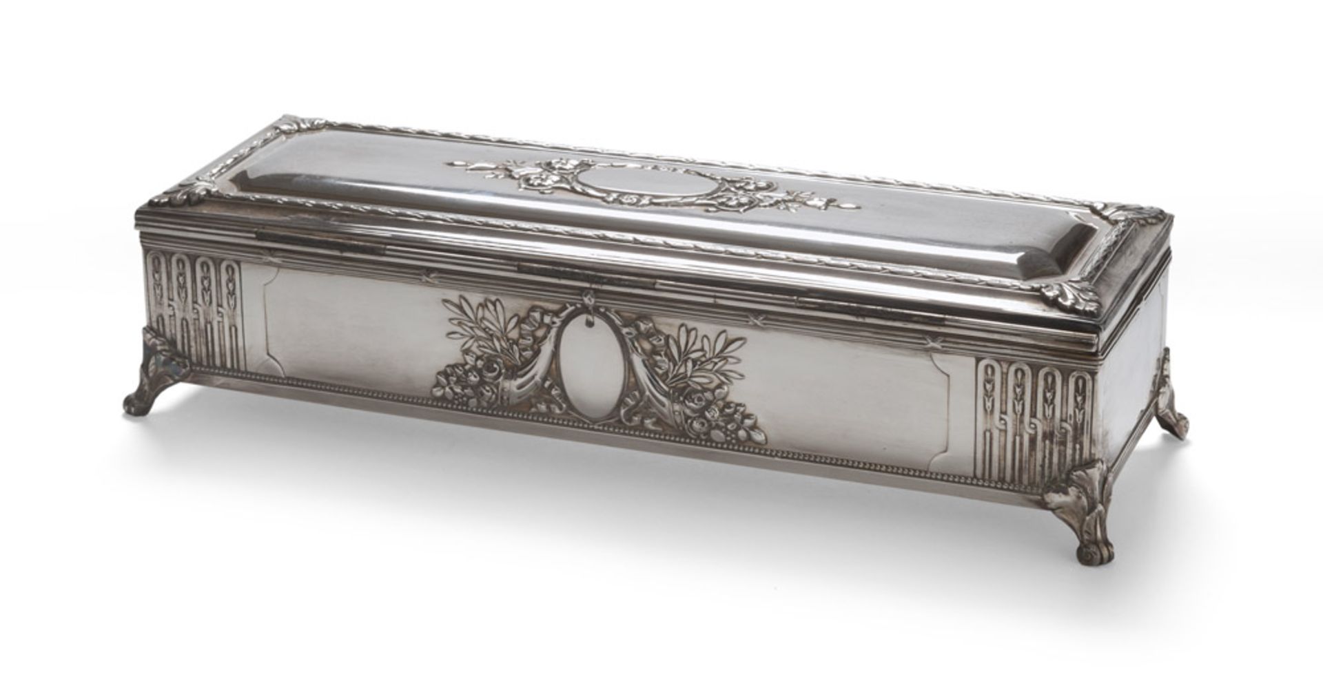 SILVER BOX, 20TH CENTURY hurled to cornucopias, fruits and leaves. Leaf feet. Measures cm. 8 x 35