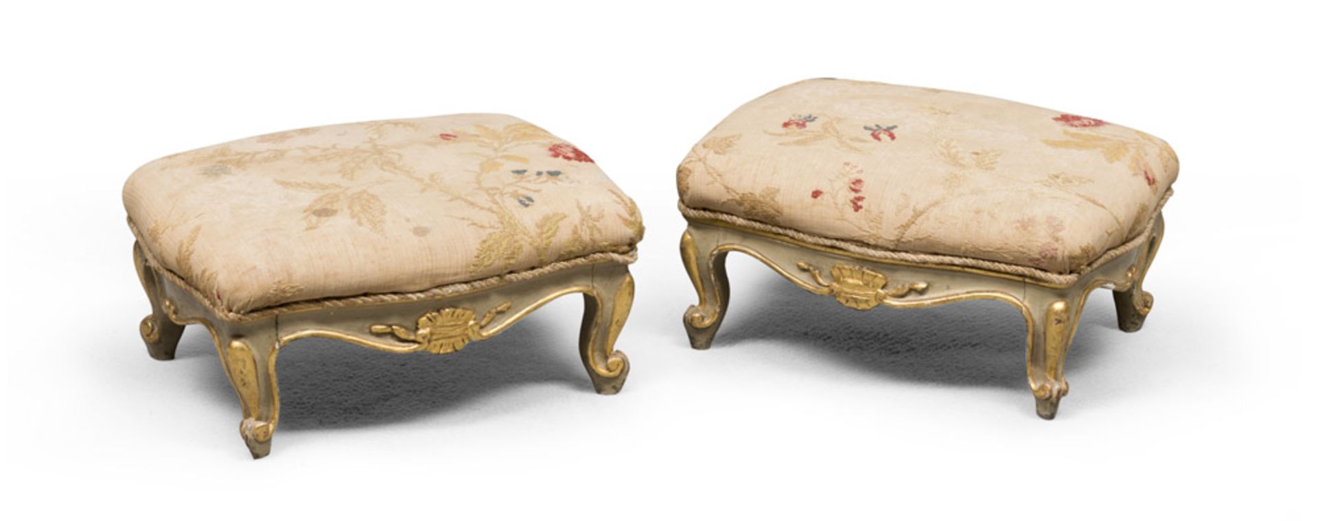 PAIR OF STOOLS, PROBABLY 18TH-CENTURY Green and gold lacquer wood, carved with leaves and racemes.