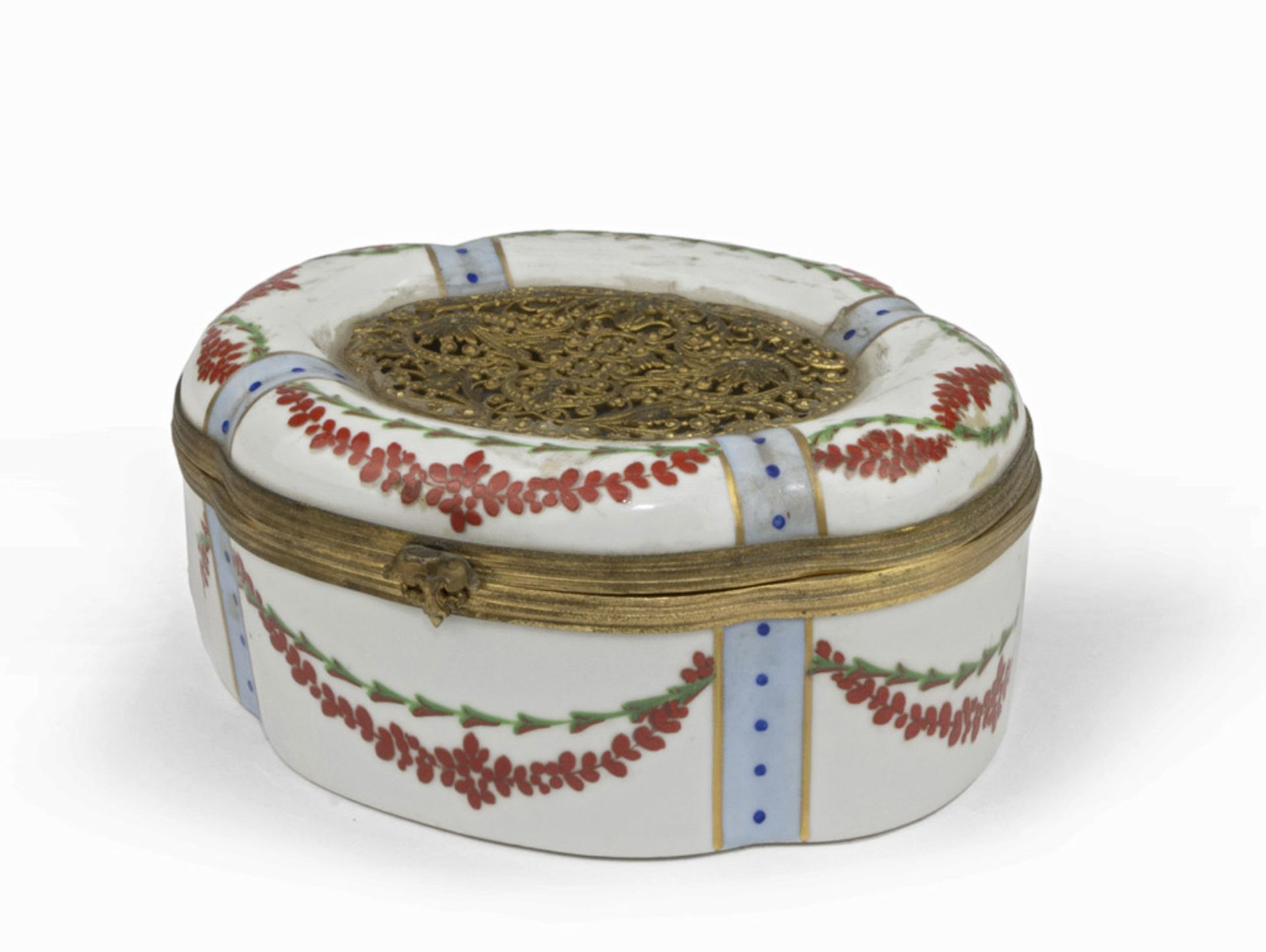 SMALL PORCELAIN BOX, SEVRES EARLY 20TH CENTURY decorated with garlands and cover centered by