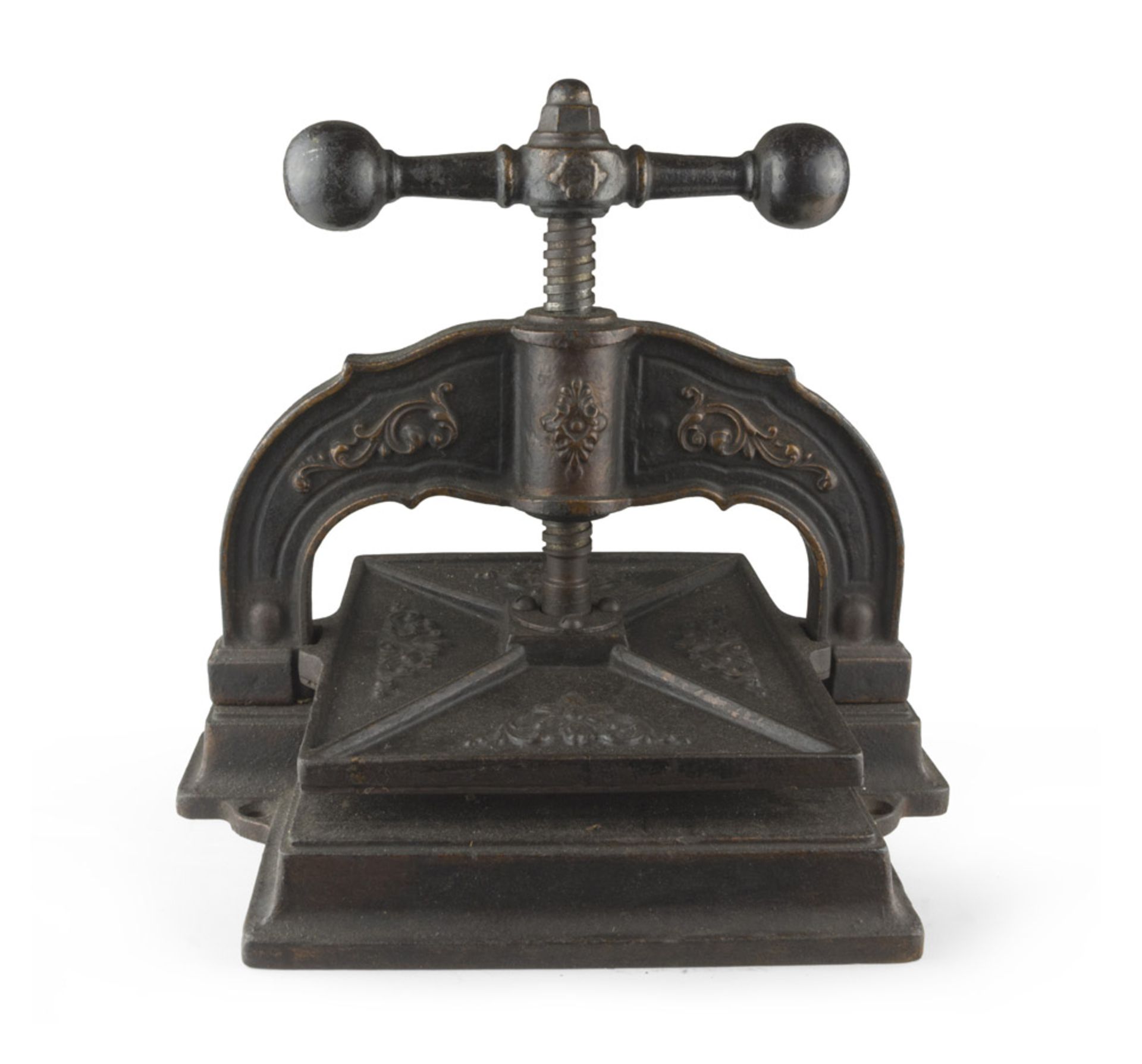 CAST IRON PRINT PRESS, LATE 19TH CENTURY with elements of vegetable decorums. Measures cm. 37 x 34 x