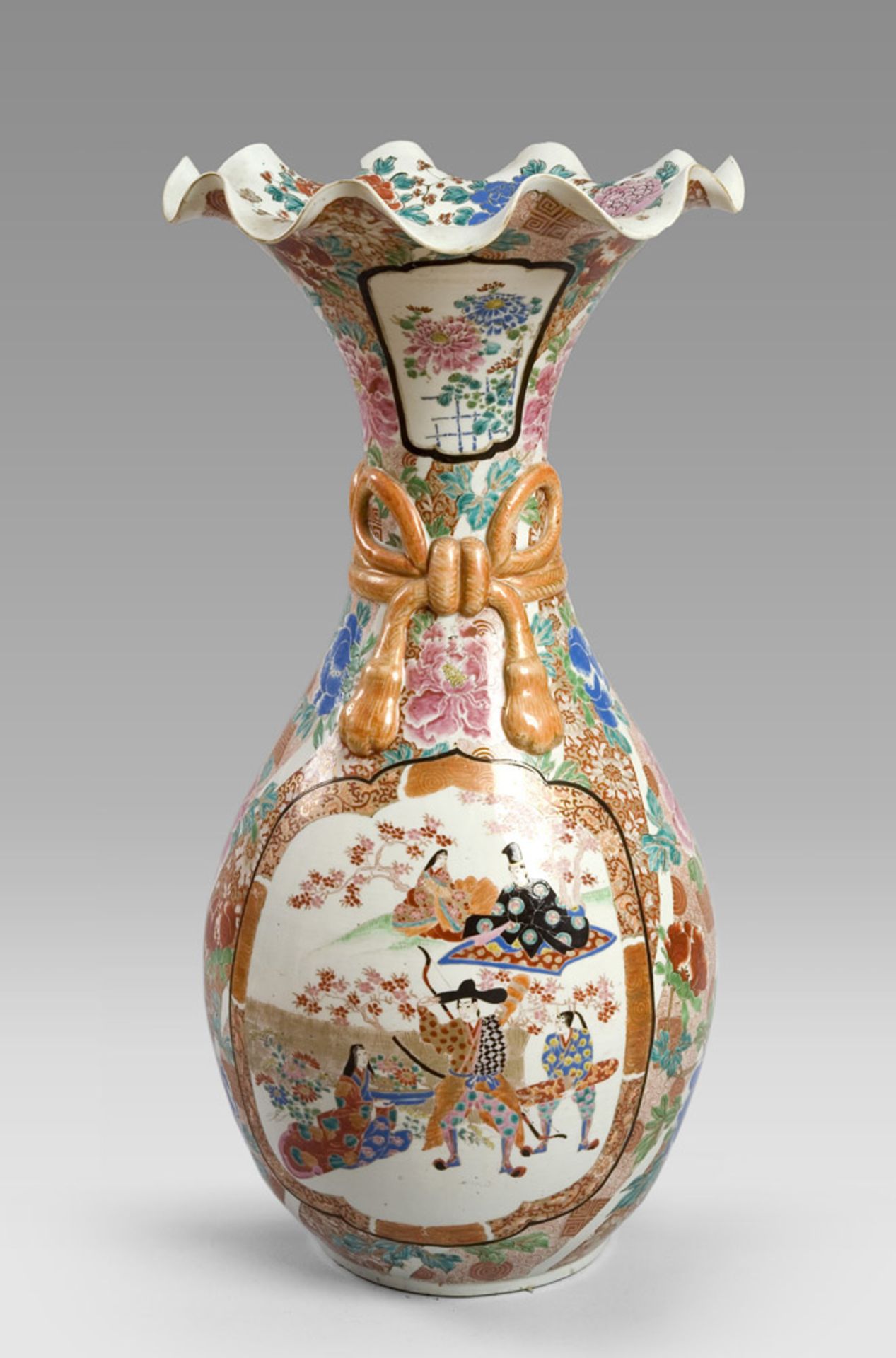 A JAPANESE PORCELAIN VASE, IMARI MANUFACTURE, MEIJI PERIOD (1868-1912)