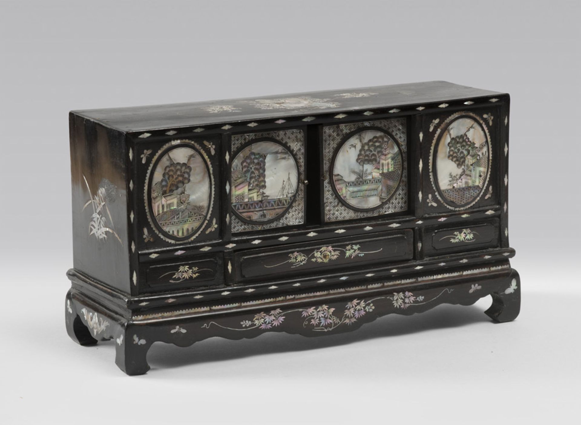 A CHINESE BLACK LACQUERED WOOD JEWERLY BOX, 20TH CENTURY
