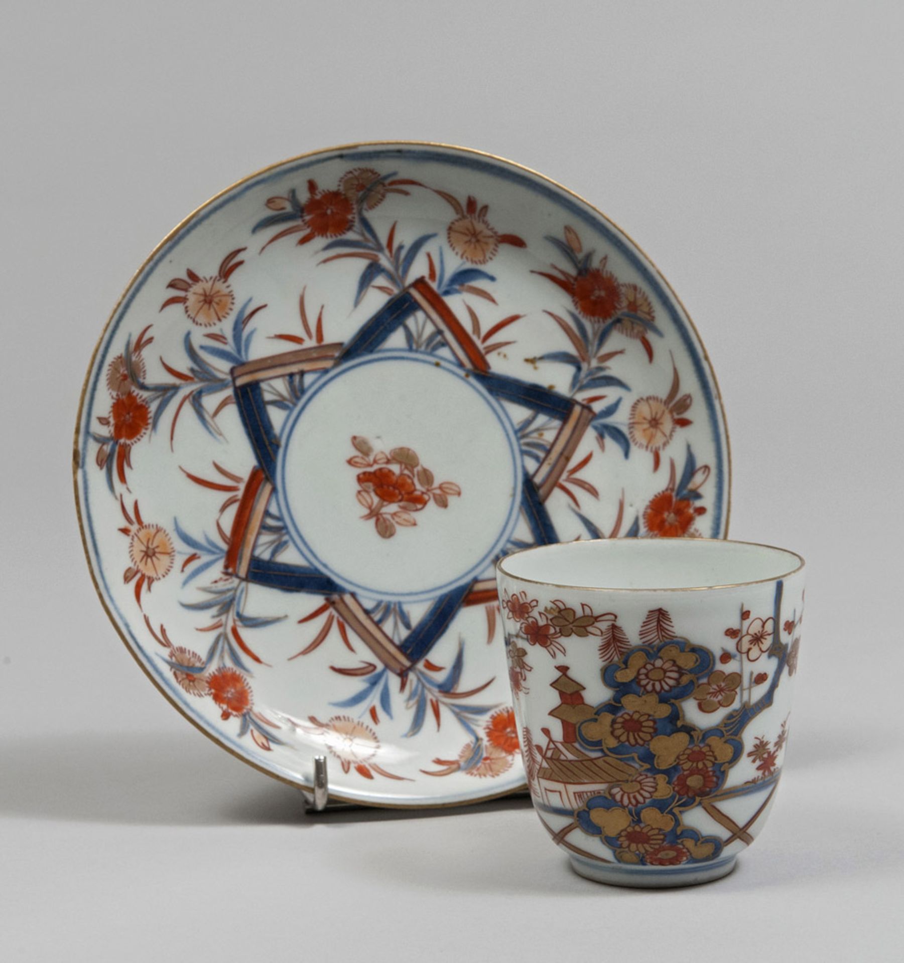A JAPANESE POLYCHROME ENAMEL PORCELAIN CUP AND SAUCER, FIRST HALF 18TH CENTURY Measures cup cm. 7,