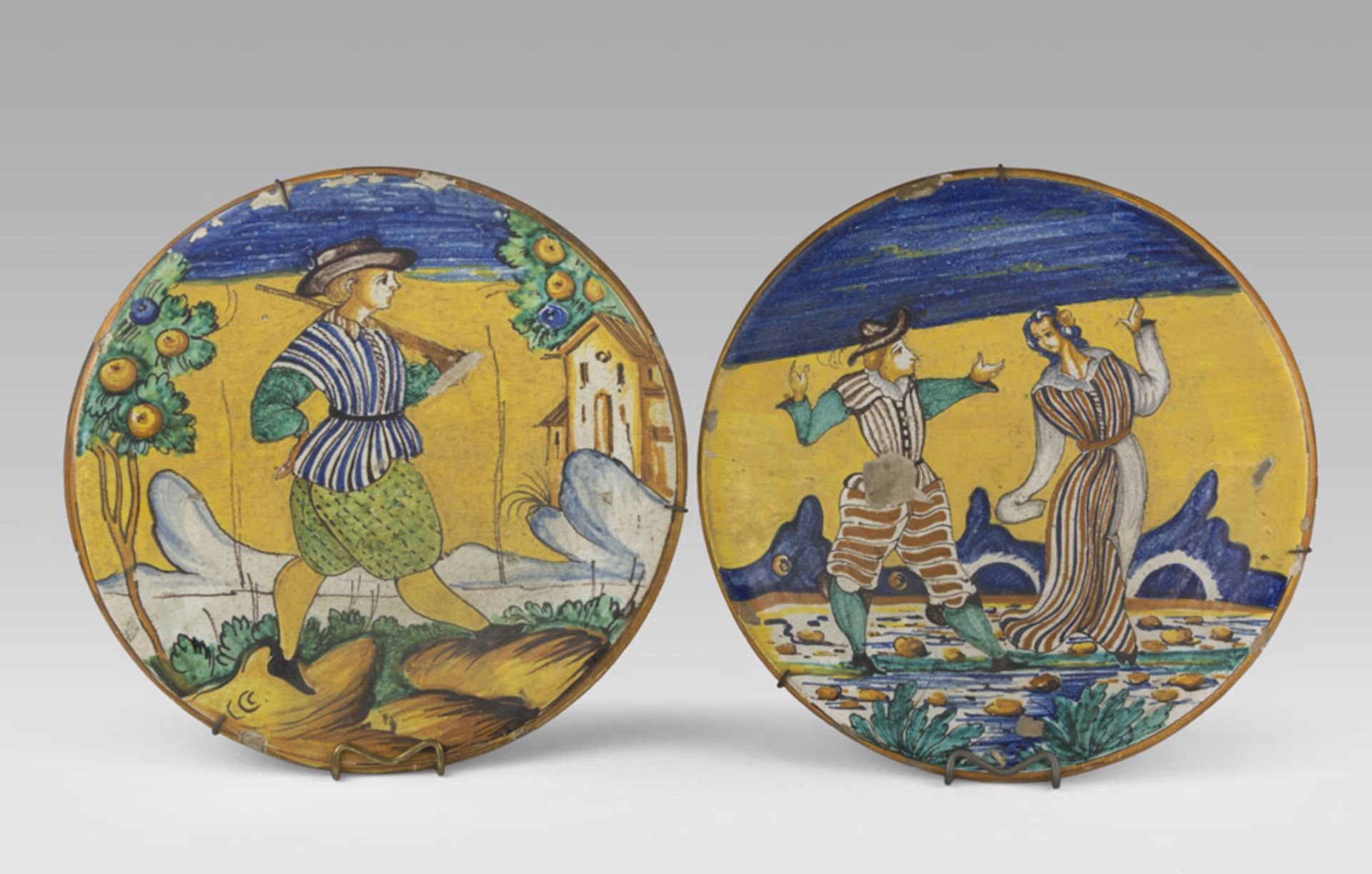 A PAIR OF MAIOLICA DISHES, MONTELUPO EARLY 20TH CENTURY polychrome enamels, decorated with small