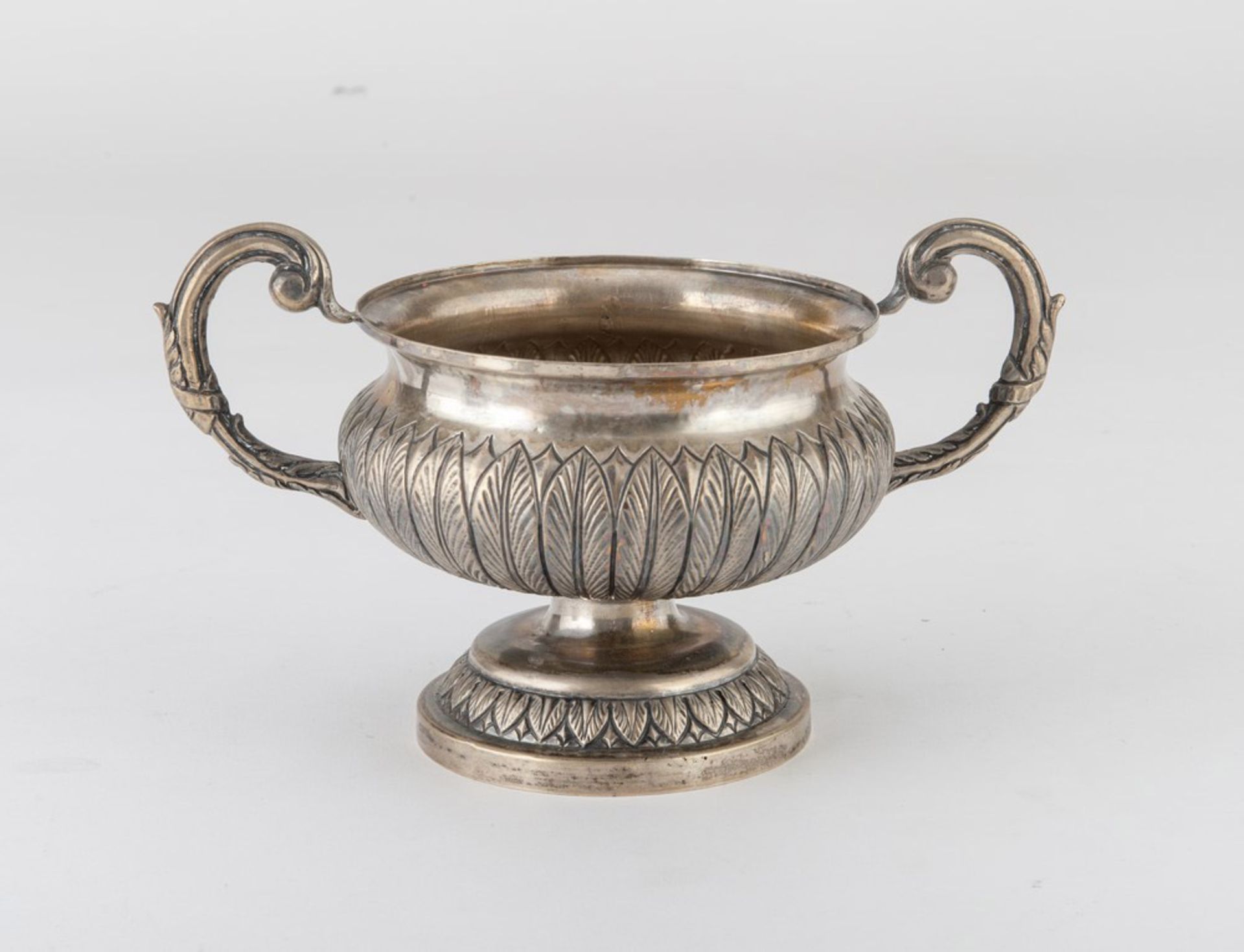 SILVER CUP, EARLY 20TH CENTURY to circular body chiseled to leaves of laurel. Handles to spiral.