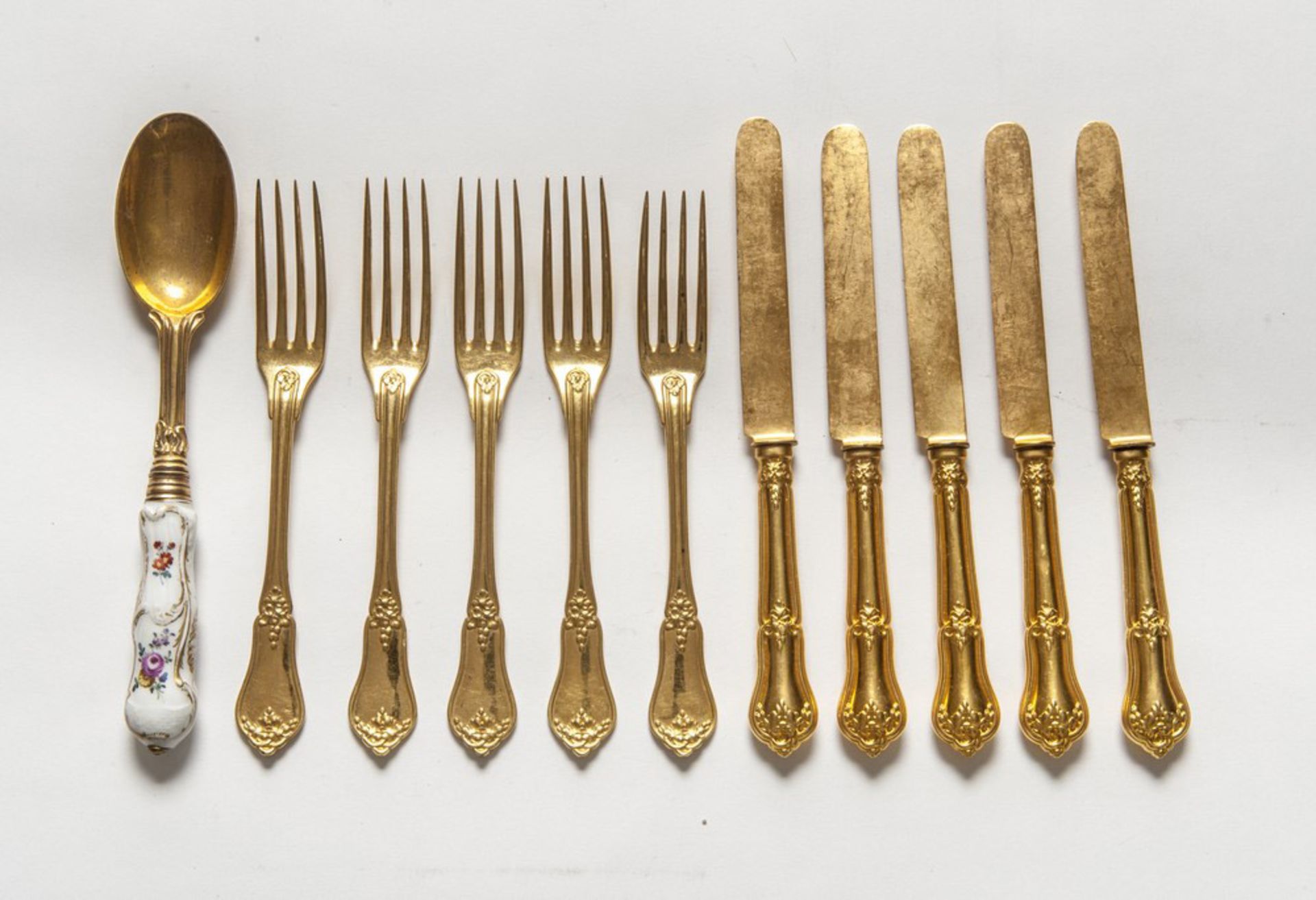 SERVICE OF GILT CUTLERY, Punch CHRISTOFLE Parigi 1935 with floral chisels at the handles. Consisting