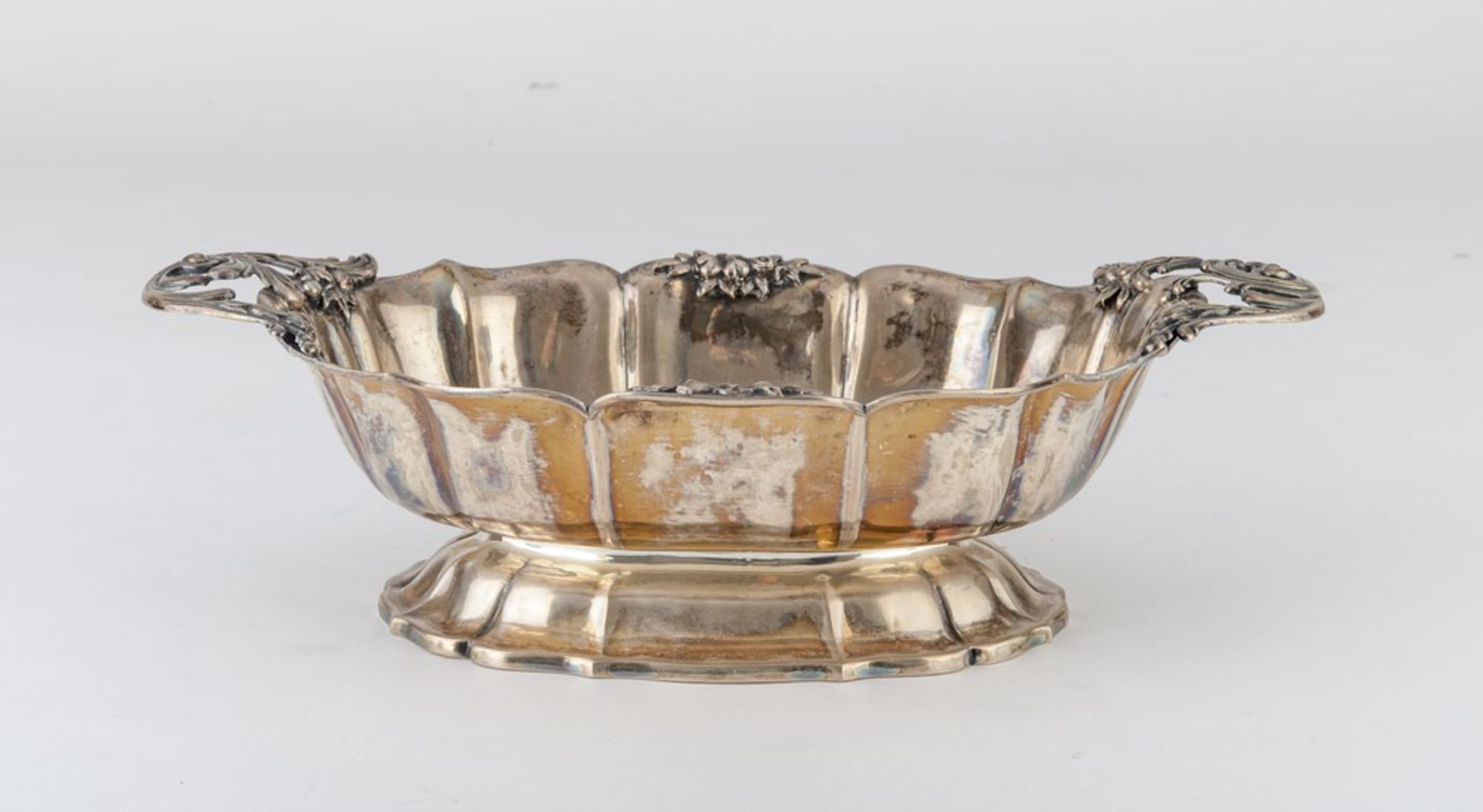 SILVER CENTERPIECE, EARLY 20TH CENTURY Title 800/1000. Measures cm. 12 x 20 x 41, weight gr. 824.