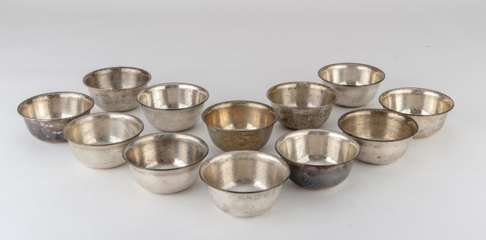 TWELVE FRUIT SALAD CUPS IN SILVER-PLATED METAL, 20TH CENTURY Measures cm. 5,5 x 12. DODICI COPPE