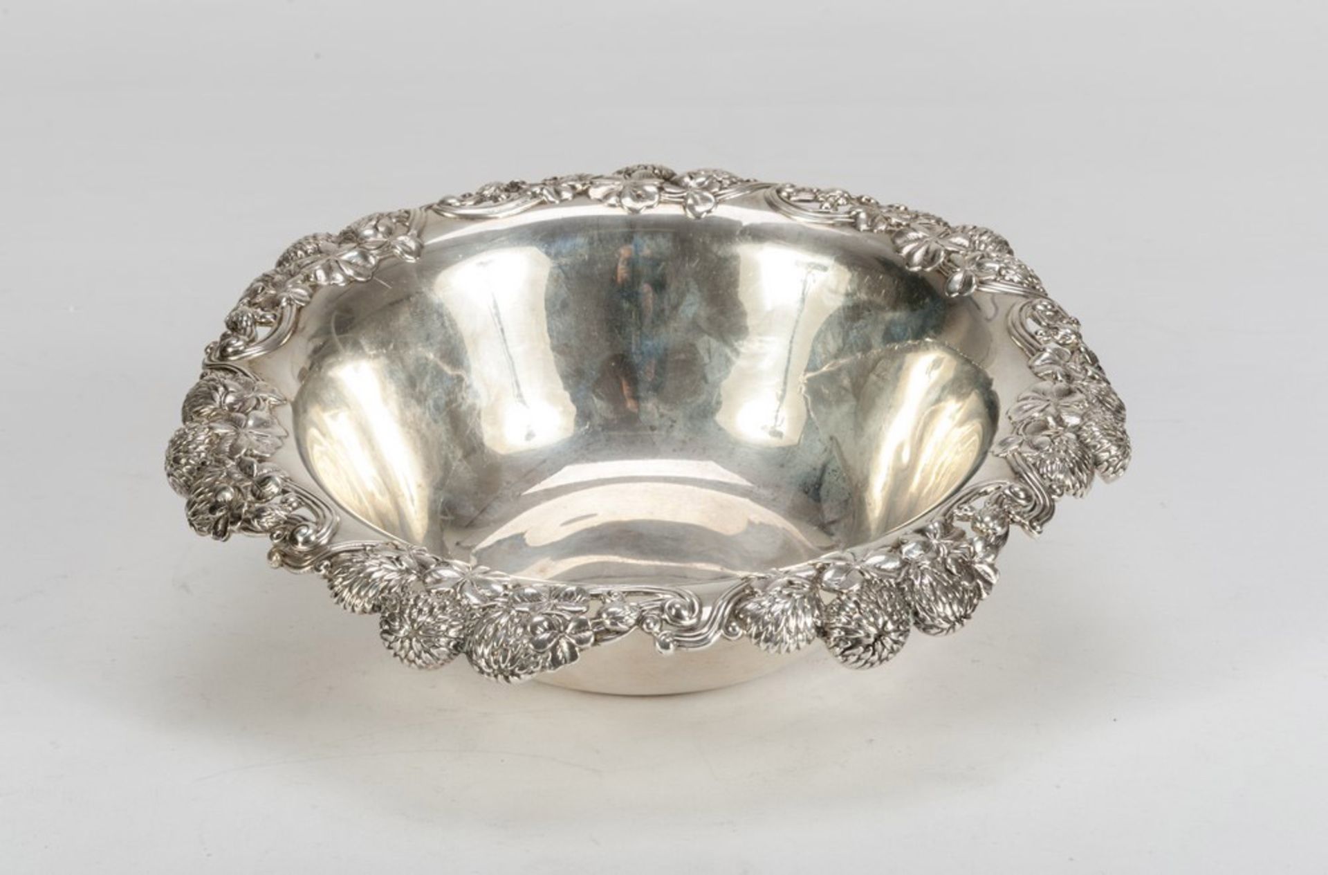 SILVER FRUIT BOWL, PUNCH TIFFANI & CO. 1902-1907 smooth ground, edge chiseled to motifs of