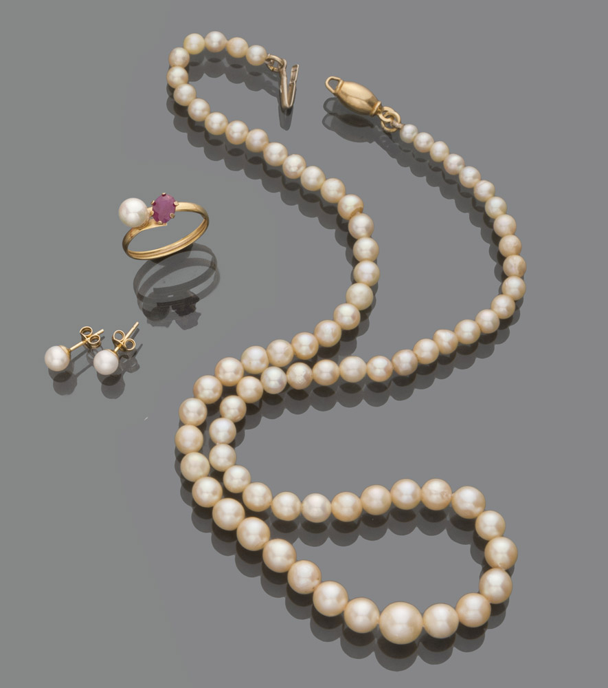 PARURE OF EARRINGS, RING AND NECKLACE one thread of pearls with clasp in yellow gold 18 kts. Ring in