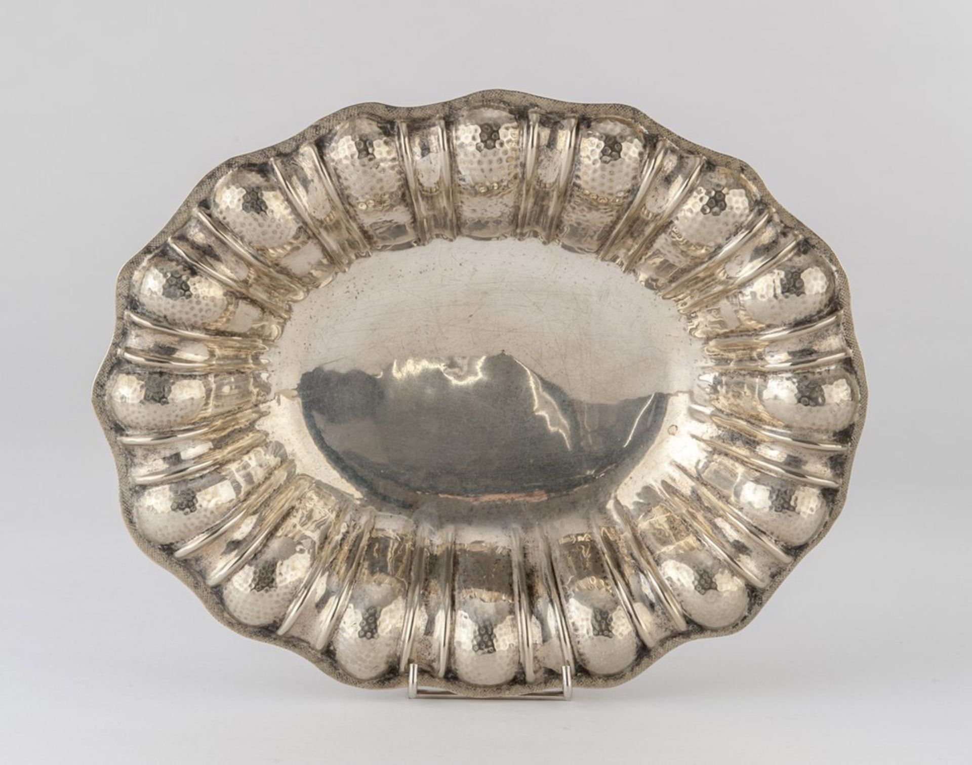 SILVER CENTERPIECE, 20TH CENTURY oval shape, fluted edge. Title 800/1000. Measures cm. 6 x 24,5 x