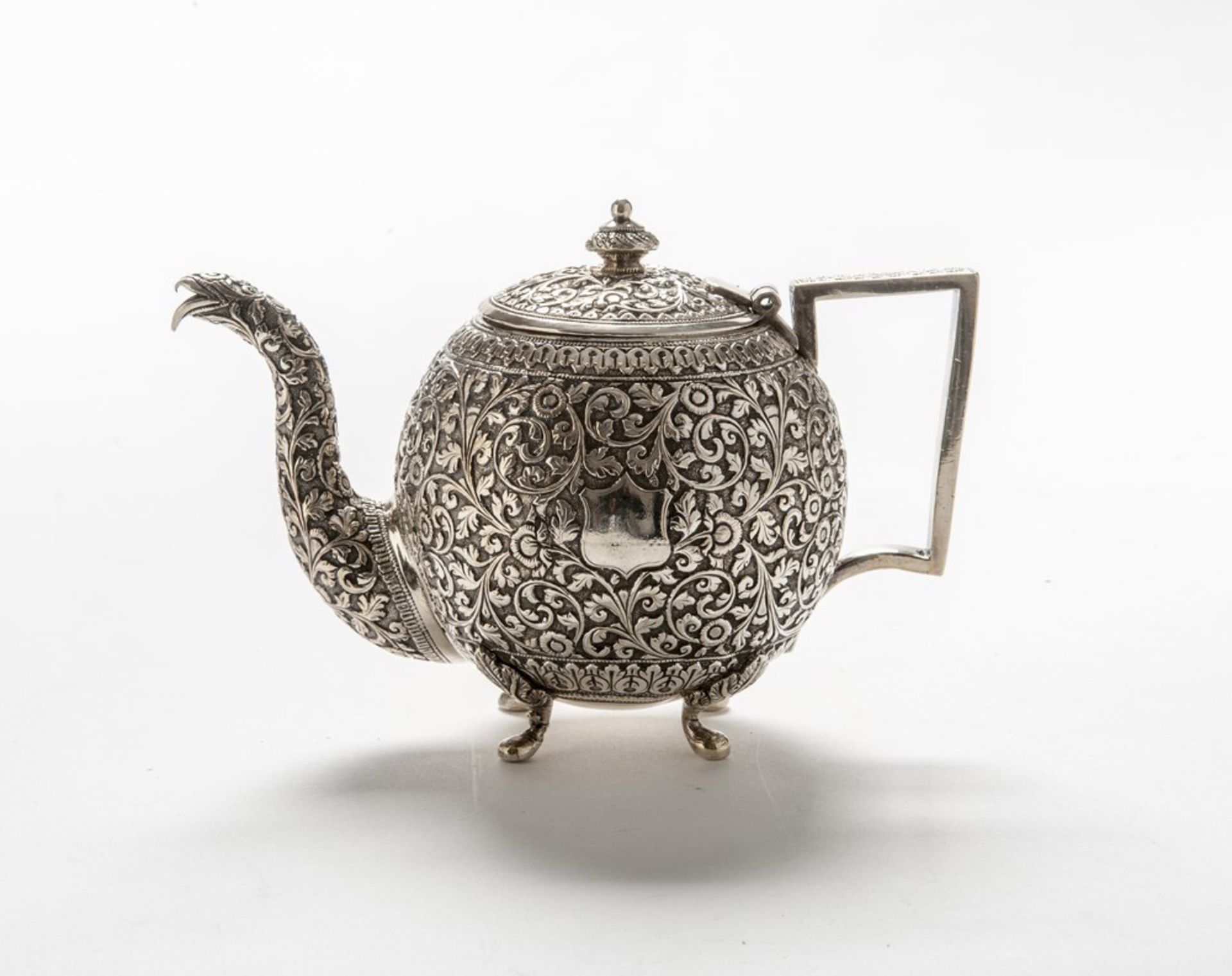 SMALL ARAB TEAPOT IN SILVER-PLATED METAL, EARLY 20TH CENTURY entirely engraved to vegetable