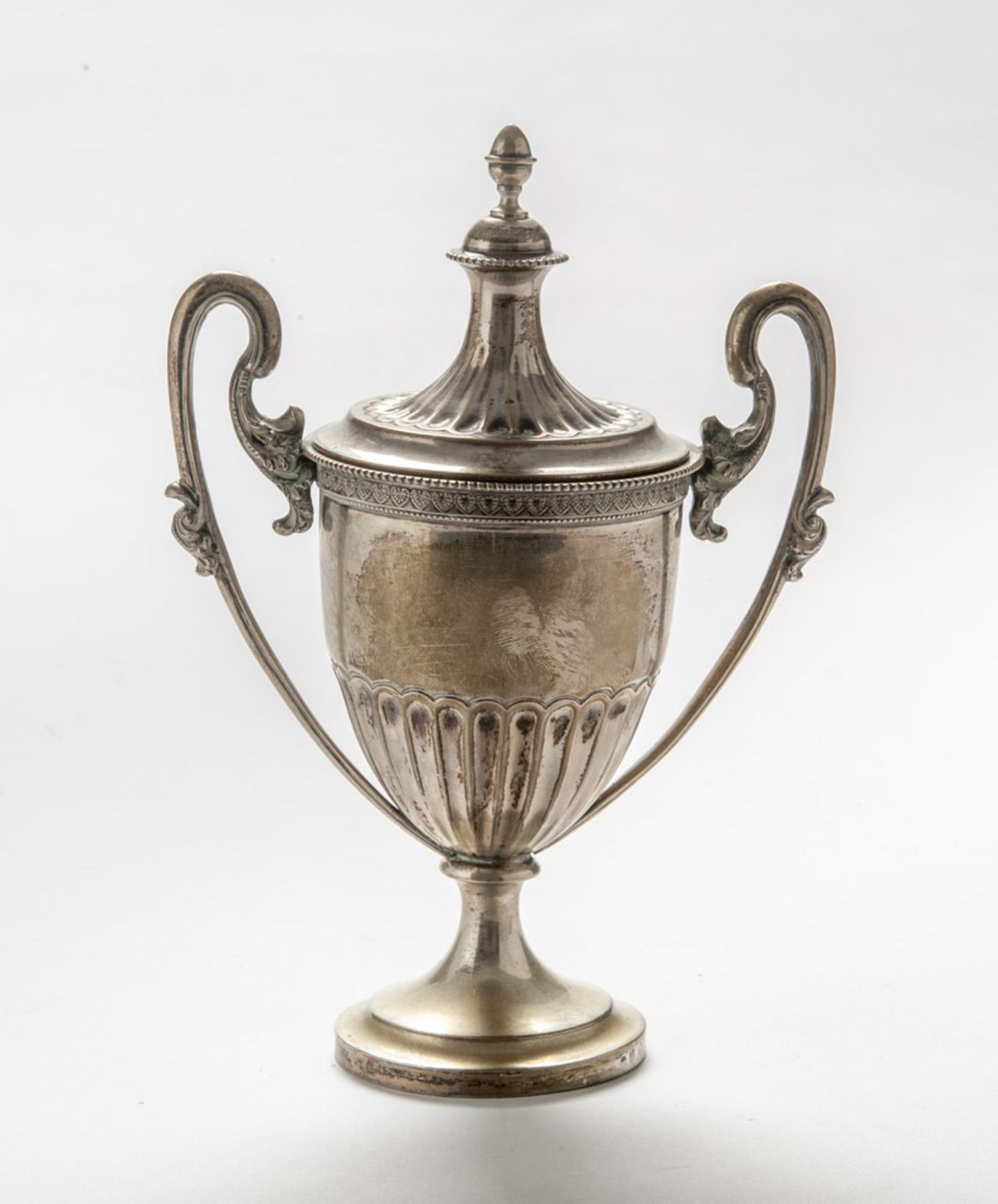 SMALL SILVER CUP, ITALY 20TH CENTURY fluted tub and cover. Handles as heads of newts. Title 800/