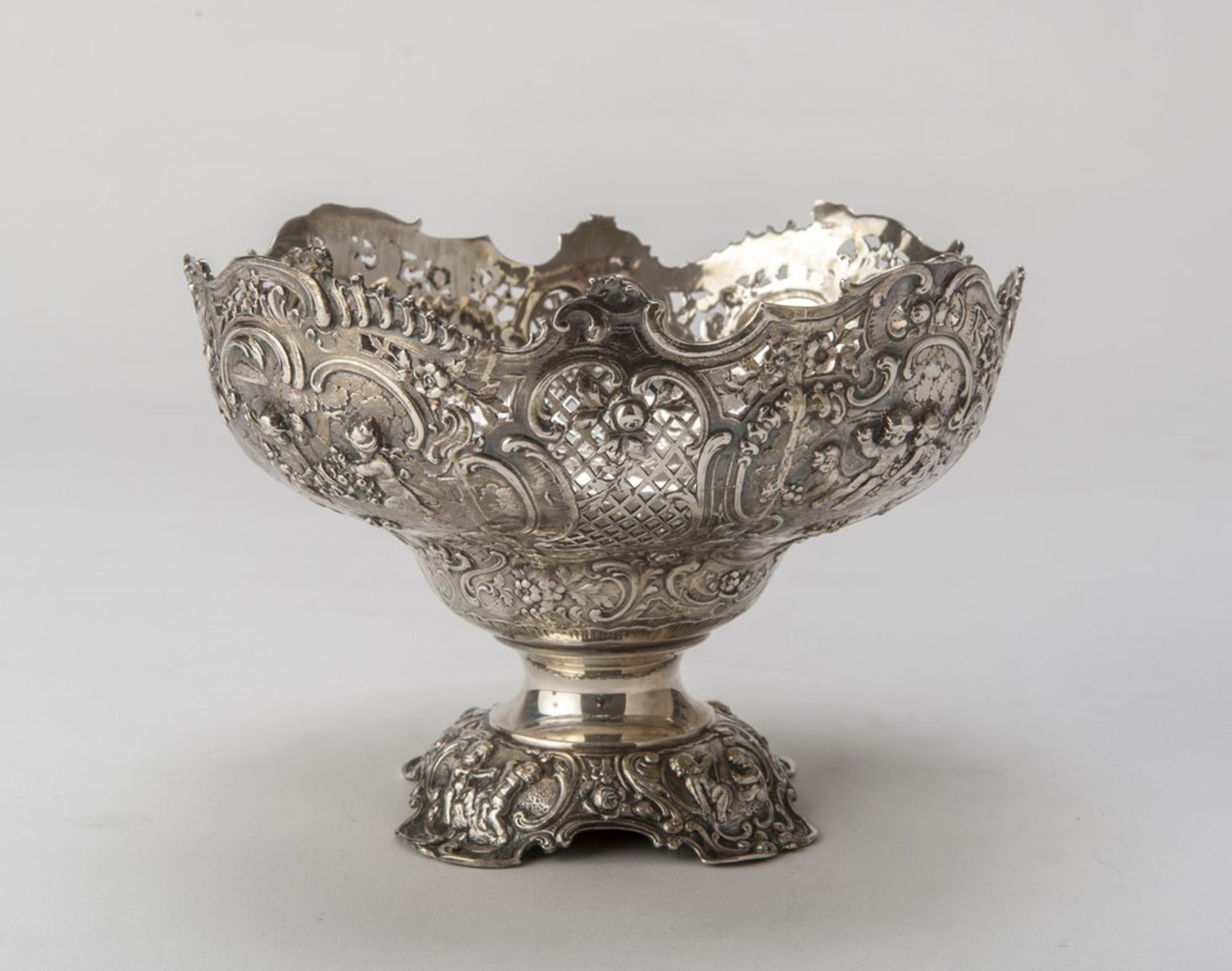 BEAUTIFUL SILVER CENTERPIECE, PUNCH FRANCE DIGIONE, END 18TH CENTURY basin pierced and embossed to