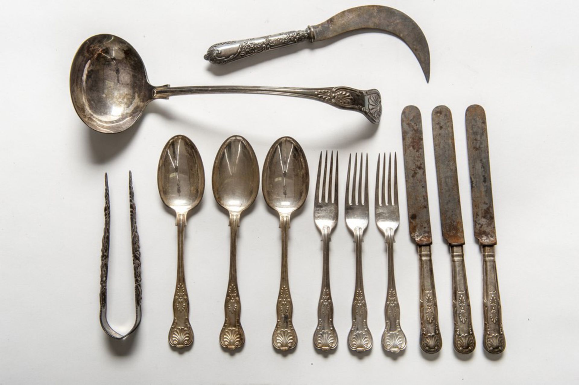 SERVICE OF SILVER-PLATED CUTLERY L, ENGLAND I BEGIN 20TH CENTURY with handles chiseled to palmette