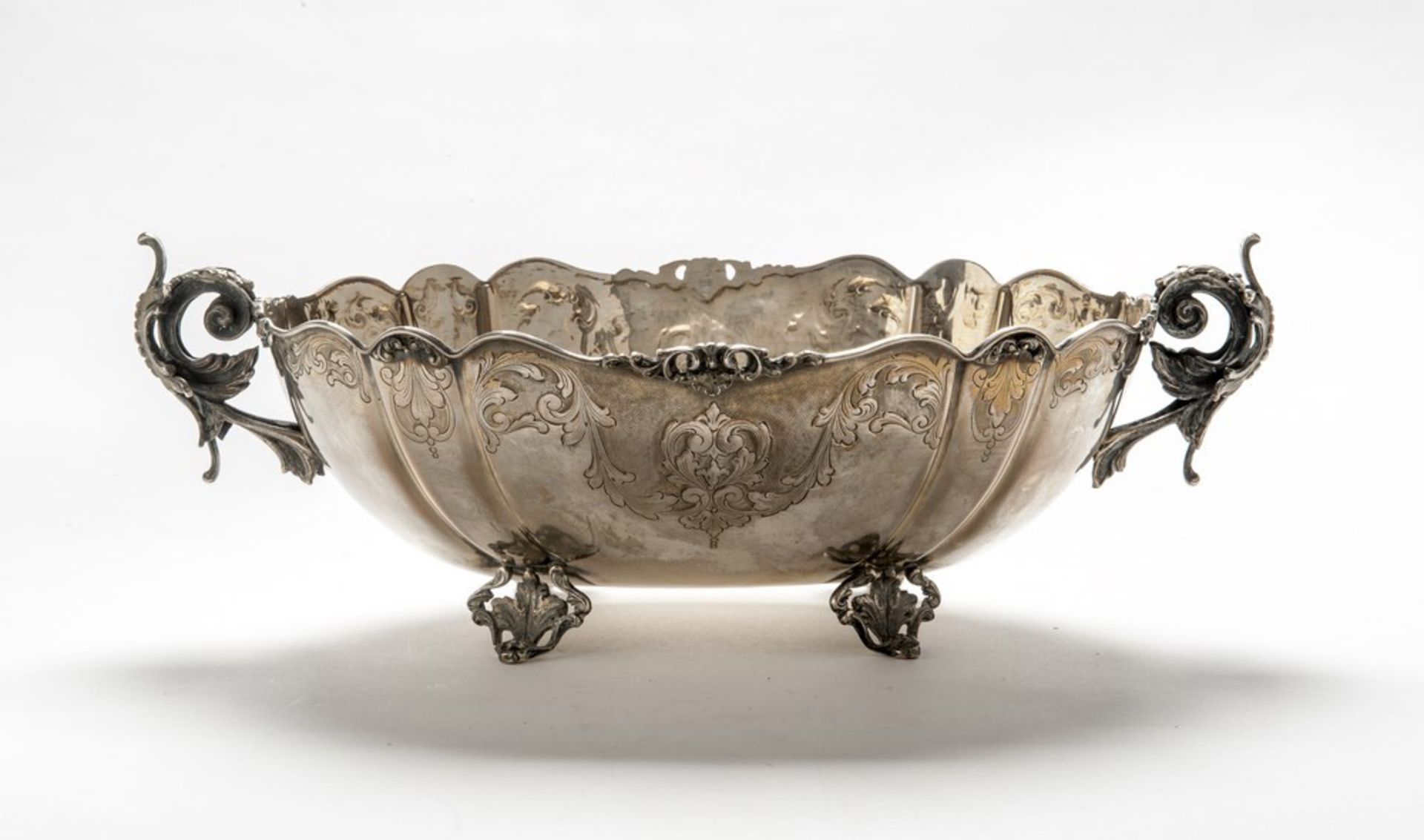 SILVER CENTERPIECE, ITALY 20TH CENTURY engraved with leaves and ramages. Title 800/1000. Measures