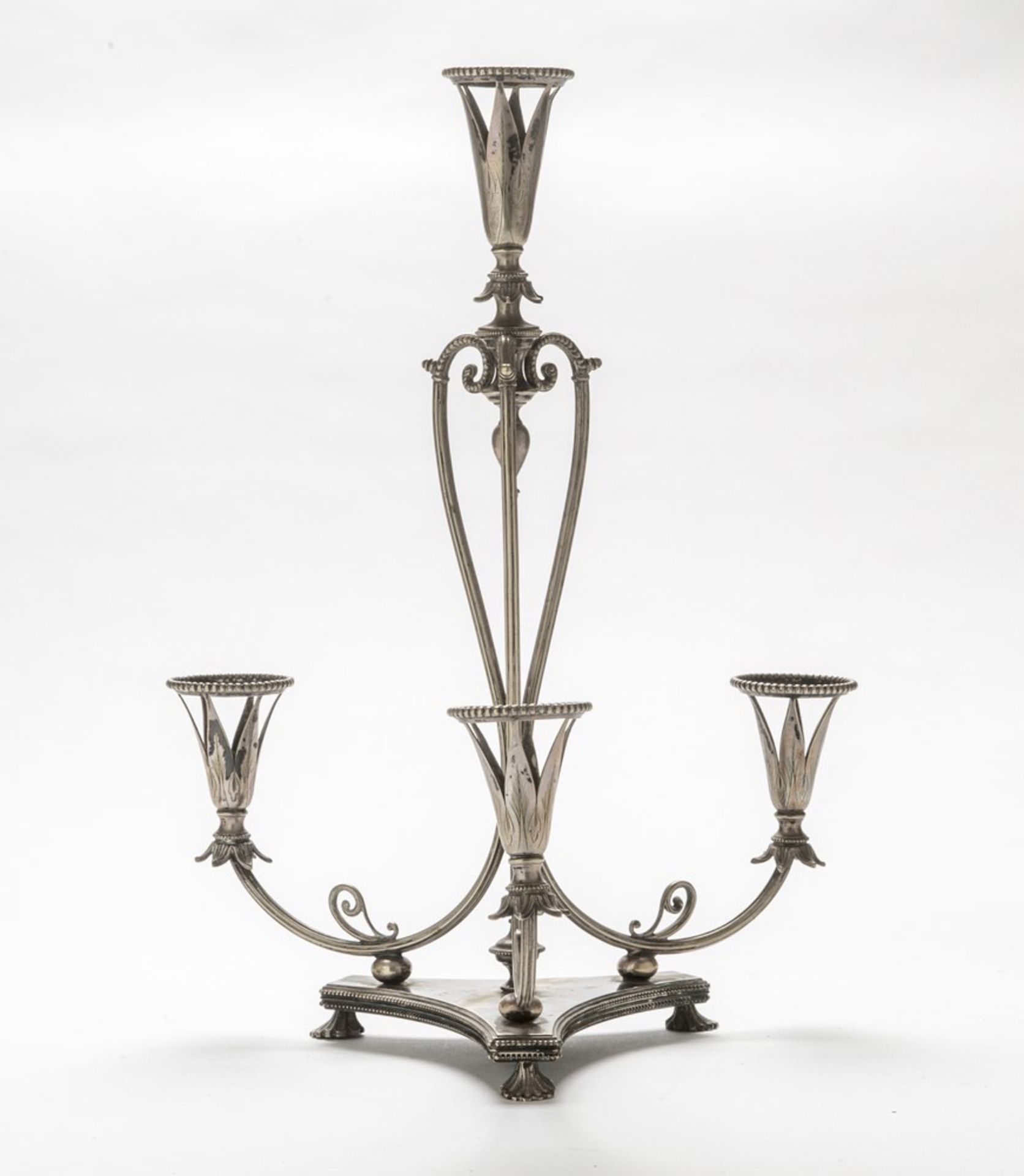 SILVER-PLATED EGG CUP, LATE 19TH CENTURY of three arms, triangle basement with fluted feet. Measures
