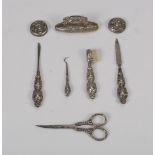 SILVER SEWING SET, BIRMINGHAM 20TH CENTURY with elements embossed to vegetable motifs. Leather