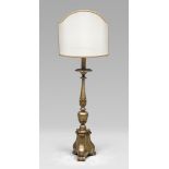 GILTWOOD CANDLESTICK, 19TH CENTURY with leaf baluster. Curled feet. h. cm. 100. CANDELIERE IN