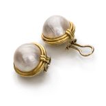 PAIR OF EARRINGS in yellow gold 18 kts., to circular shape embellished with pearls mabè. Diameter