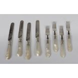 DESSERT CUTLERY SERVICE, PUNCH ENGLAND EARLY 20TH CENTURY in silver-plated metal with handles in