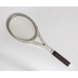 MODEL OF TENNIS RACKET, 20TH CENTURY in silver-plated metal, with handle in skin. Measures cm. 40