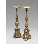 A PAIR OF CANDLESTICKS IN GILTWOOD, 19TH CENTURY with leaf baluster shaft and curled feet. h. cm.