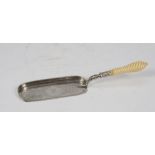 SILVER SHOVEL, PUNCH SHEFFIELD SECOLO with graven ivory handle. Measures cm. 7 x 32 x 7. PALETTA