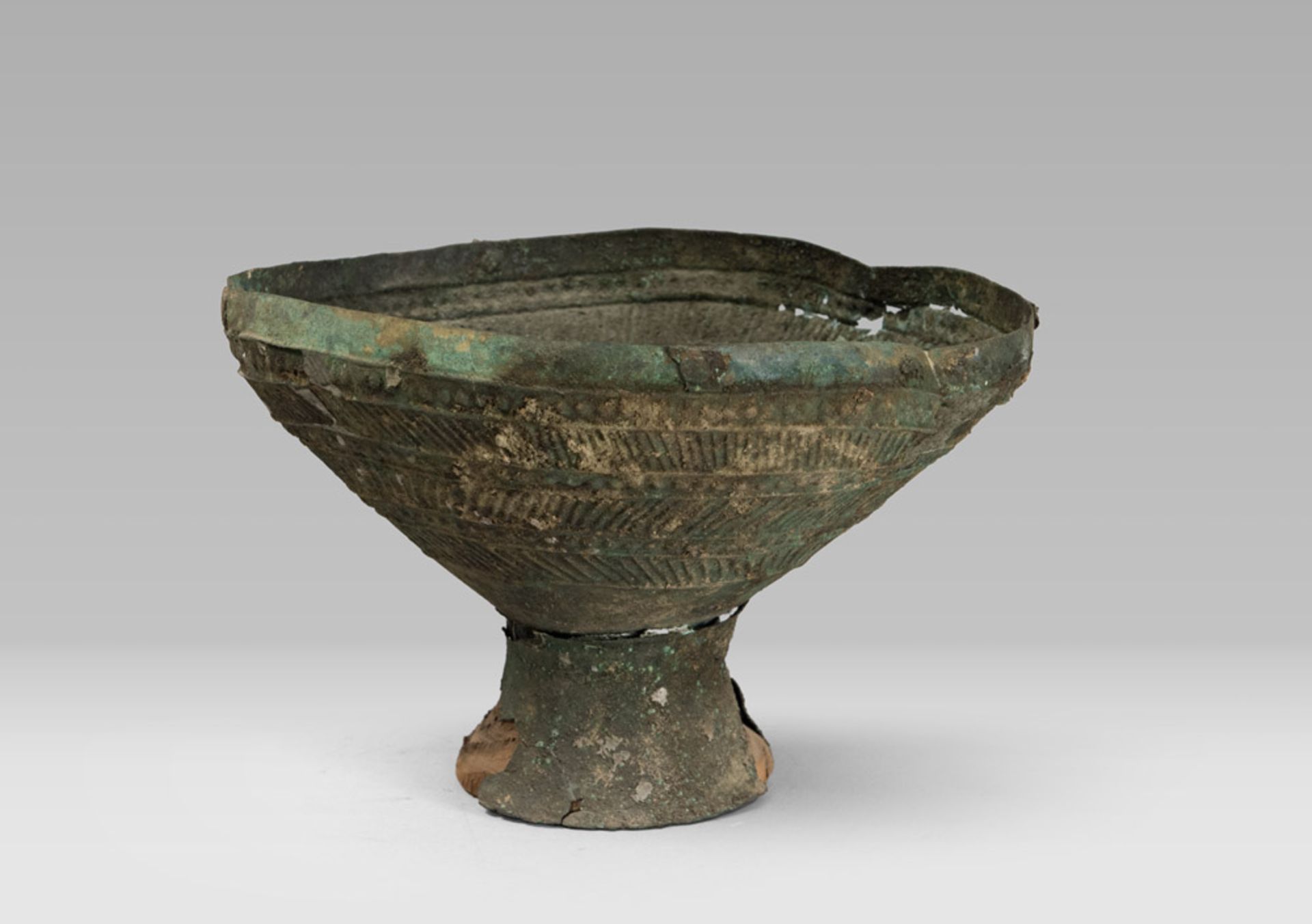 VILLANOVIAN BRONZE CALIX, 9TH-8TH CENTURY B.C. Bath truncated cone with a smooth edge of introverted