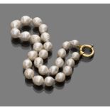 CHOKER one thread of pearls, with clasp in yellow gold 18 kts., to circular shape. Length cm. 49,