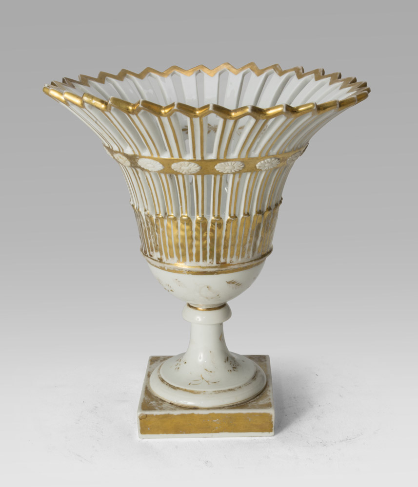 PORCELAIN VASE, EARLY 19TH CENTURY of white enamel with finishes in gold, basket basin, decorated