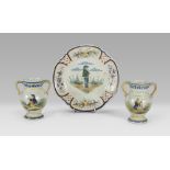 TWO SMALL VASES AND A MAIOLICA DISH, QUIMPER FRANCIA EARLY 20TH CENTURY in polychromy, decorated