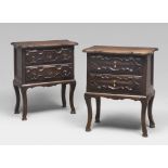 A PAIR OF BEDSIDES IN WALNUT, PIEDMONT 20TH CENTURY