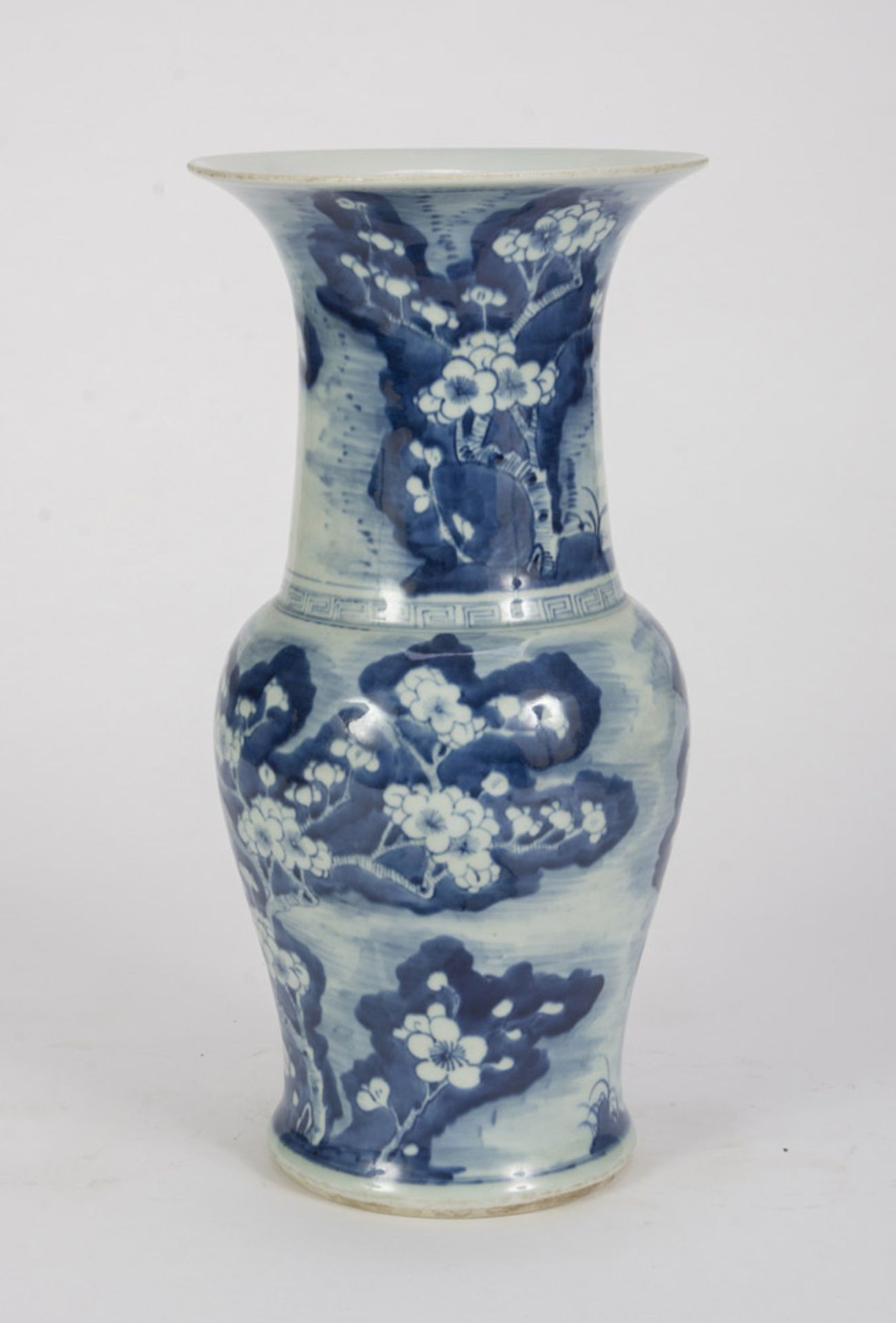 IN WHITE AND BLUE PORCELAIN VASE, CHINA 20TH CENTURY