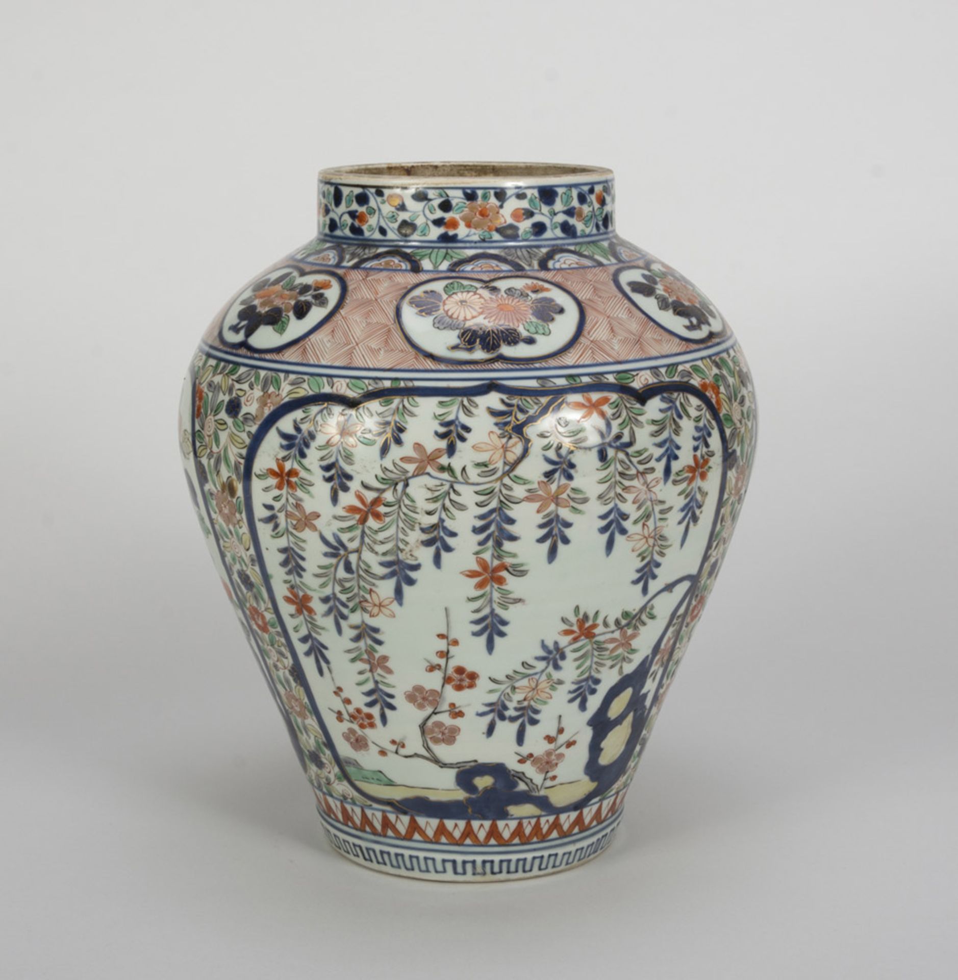 PORCELAIN VASE IN POLYCHROME AND GOLD ENAMEL, JAPAN, 18TH CENTURY