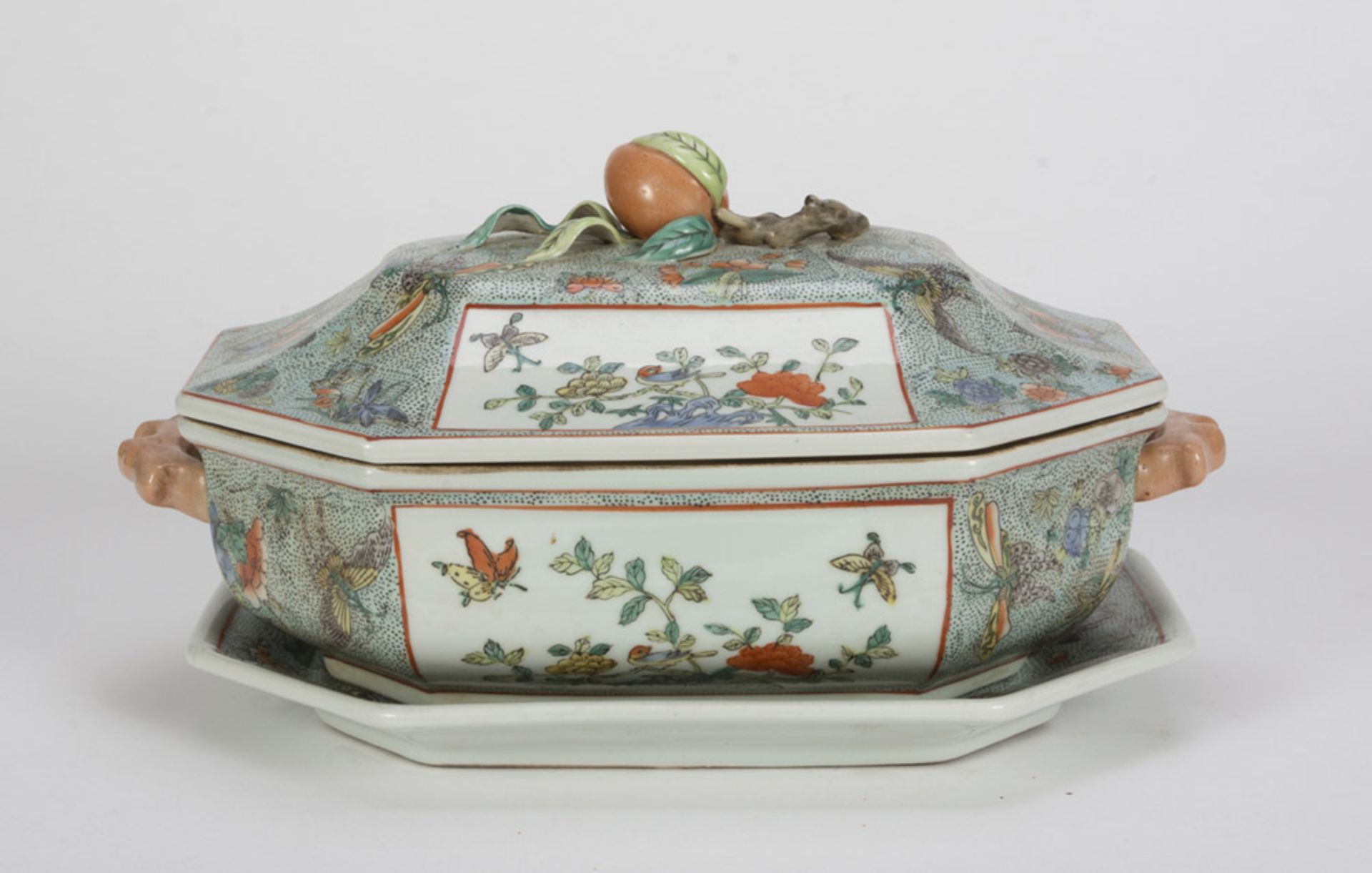LARGE PORCELAIN TUREEN WITH TRAY IN POLYCHROME ENAMEL, CHINA, 20TH CENTURY