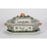 LARGE PORCELAIN TUREEN WITH TRAY IN POLYCHROME ENAMEL, CHINA, 20TH CENTURY