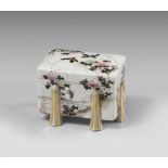 A CHINESE PORCELAINE BOX, 20TH CENTURY