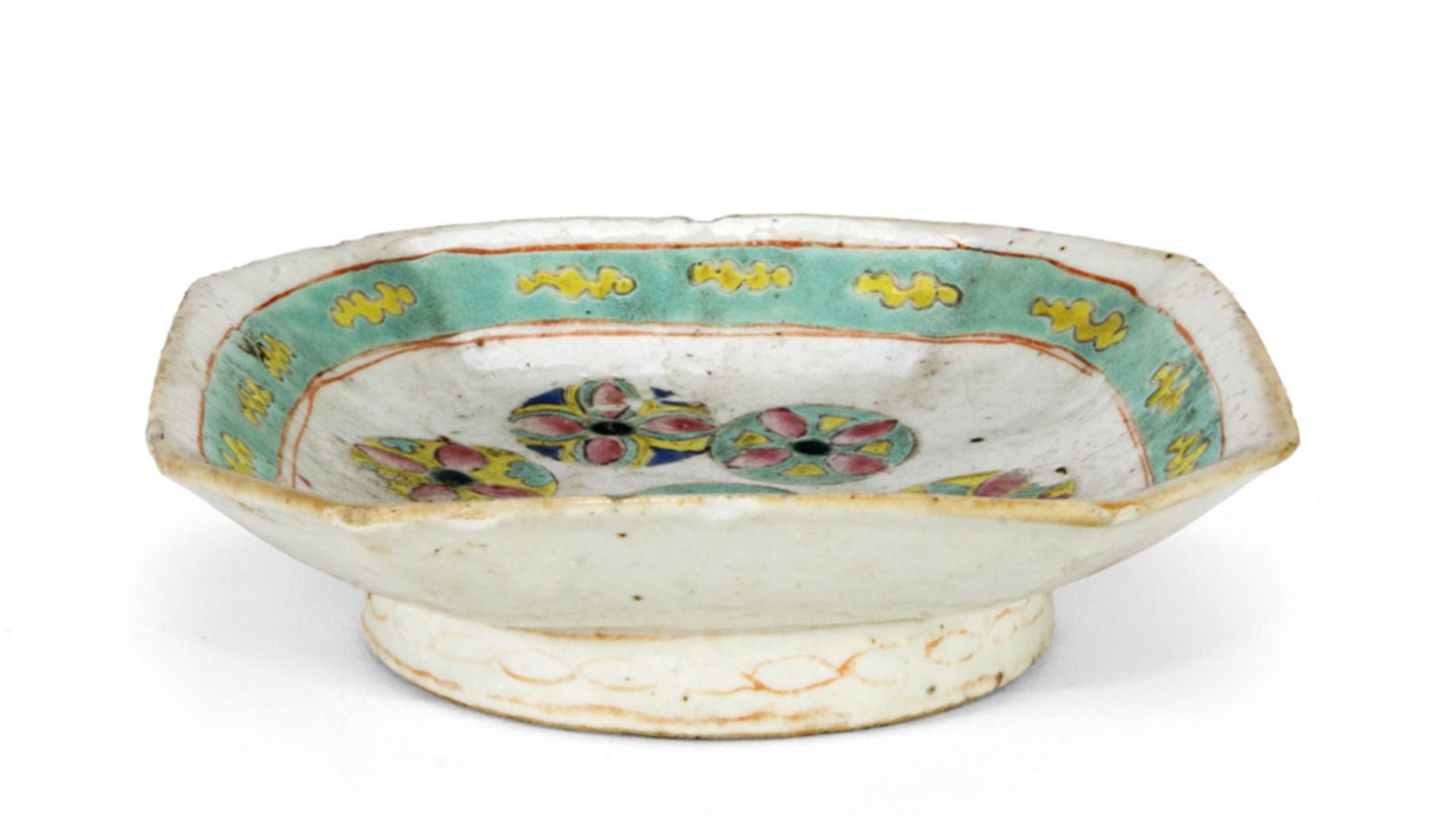 SMALL BASIN IN PORCELAIN, CHINA EARLY 20TH CENTURY