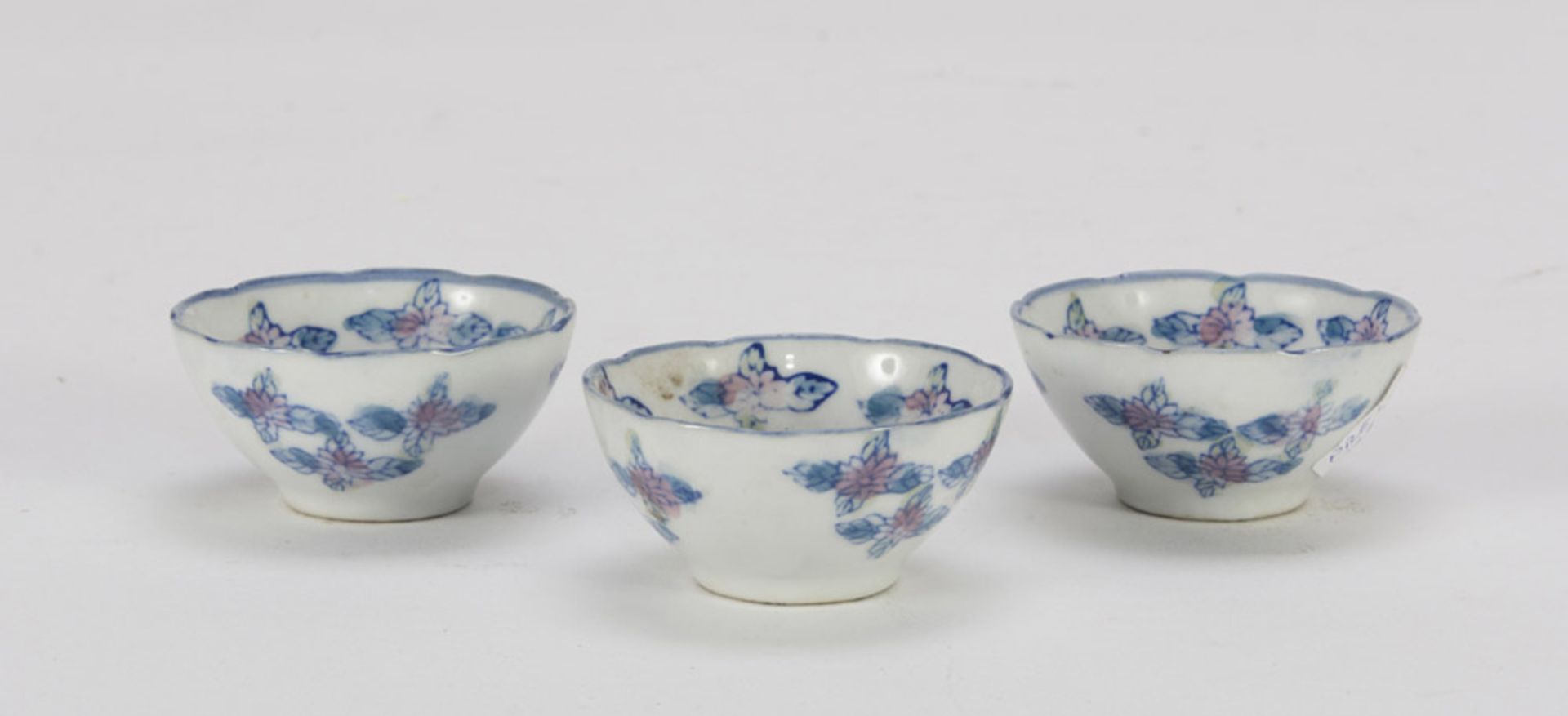 THREE SMALL SAKÈ CUPS IN PORCELAIN, CHINA 20TH CENTURY